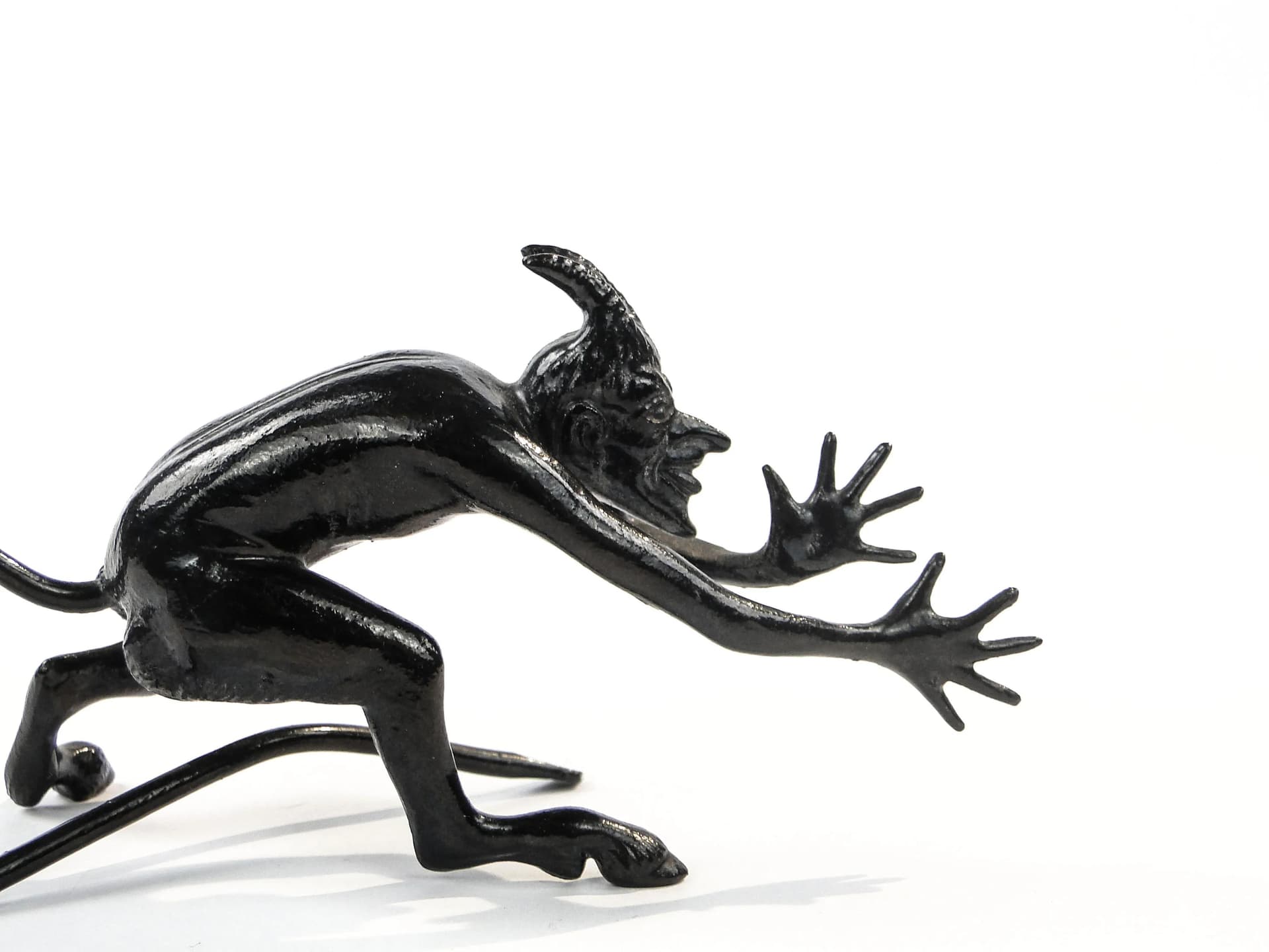 Figurka Tańczący Mefisto, czarny, żeliwo emaliowane, Polska, początek XX w. - 23641