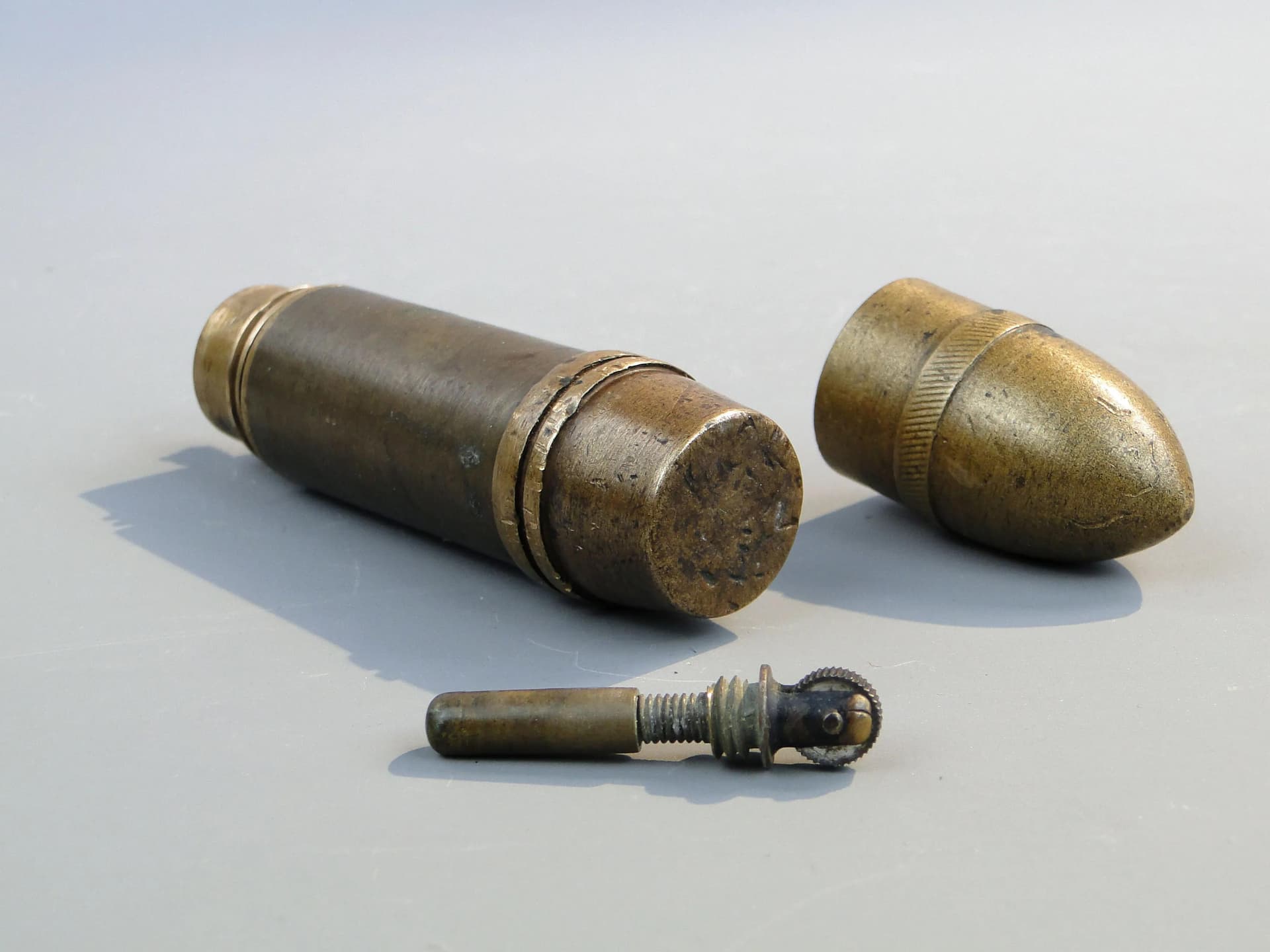 Zapalniczka benzynowa, forma pocisku, miedziany brąz, Polska, początek XX w. - 23638