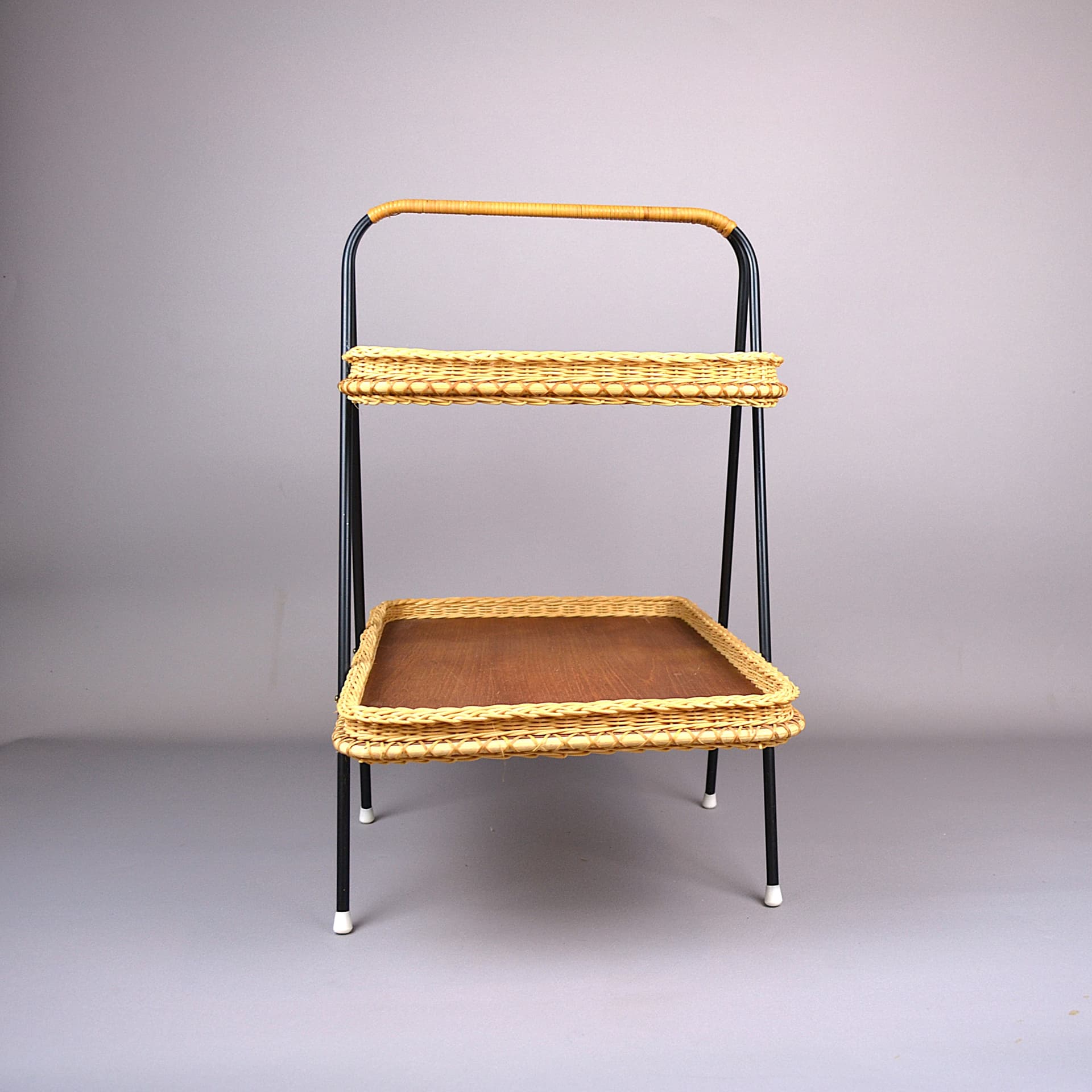 Stolik serwisowy, drewno jasnobrązowe, metal czarny, wiklina miodowa, Niemcy, lata 60. - 79164
