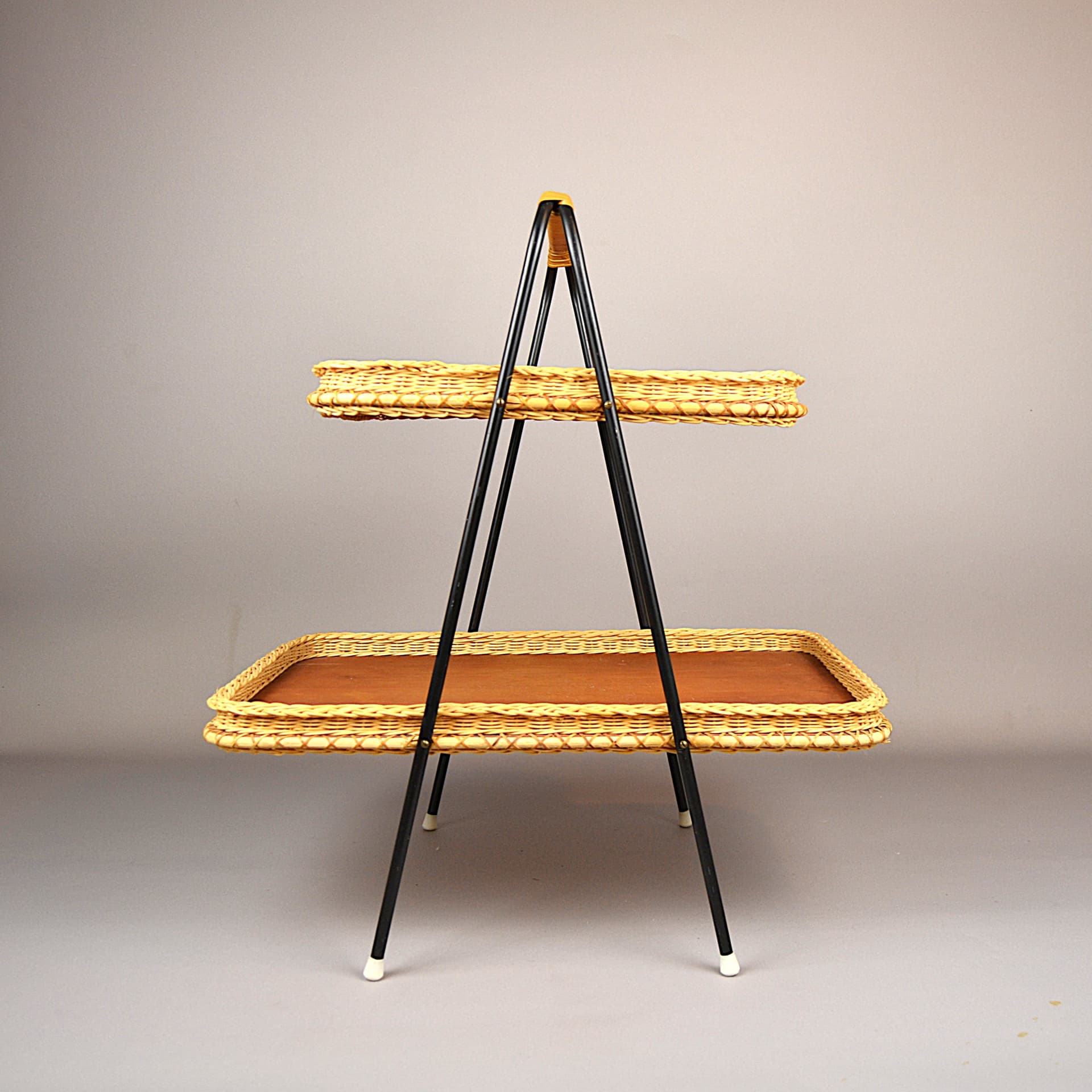 Stolik serwisowy, drewno jasnobrązowe, metal czarny, wiklina miodowa, Niemcy, lata 60. - 79162