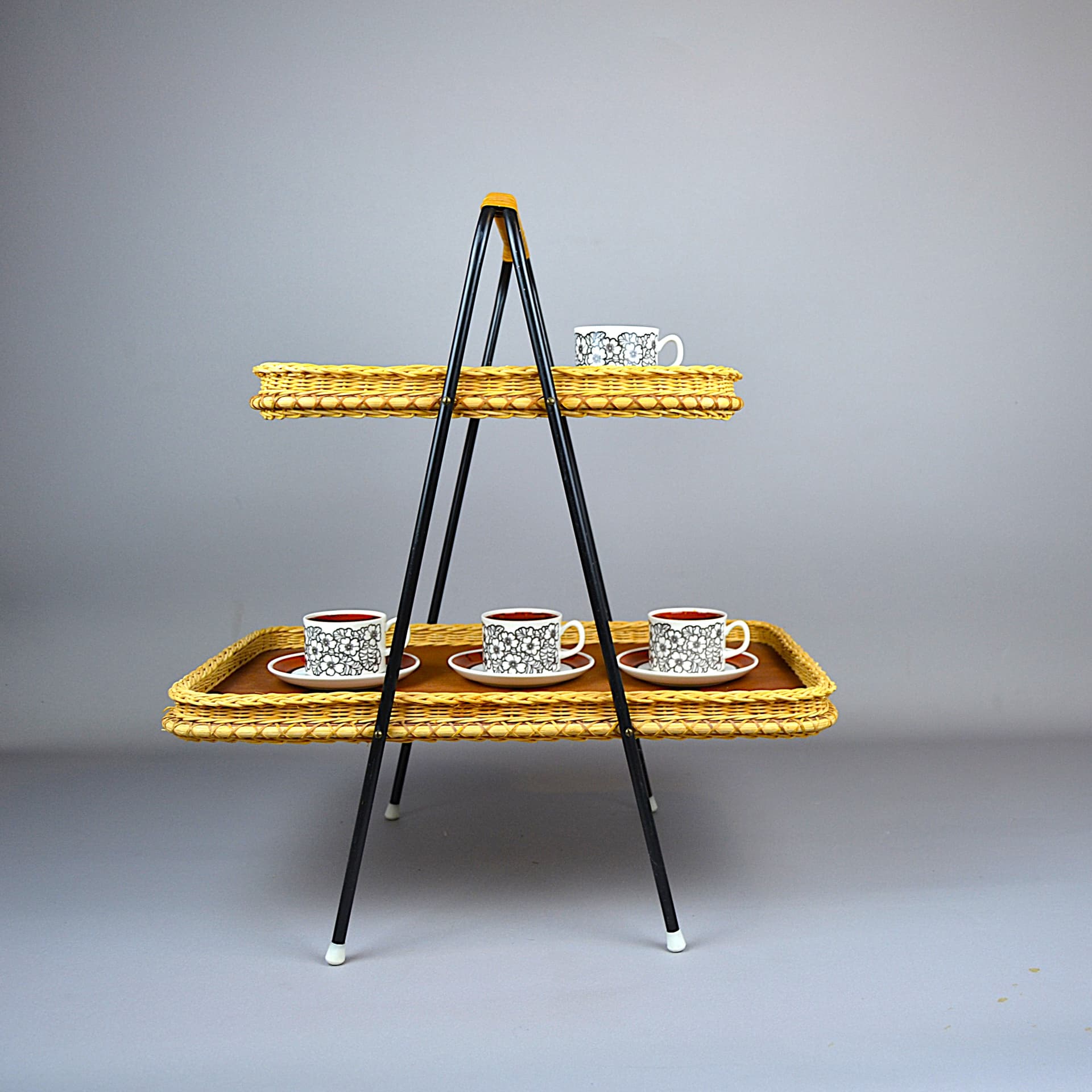 Stolik serwisowy, drewno jasnobrązowe, metal czarny, wiklina miodowa, Niemcy, lata 60. - 79168