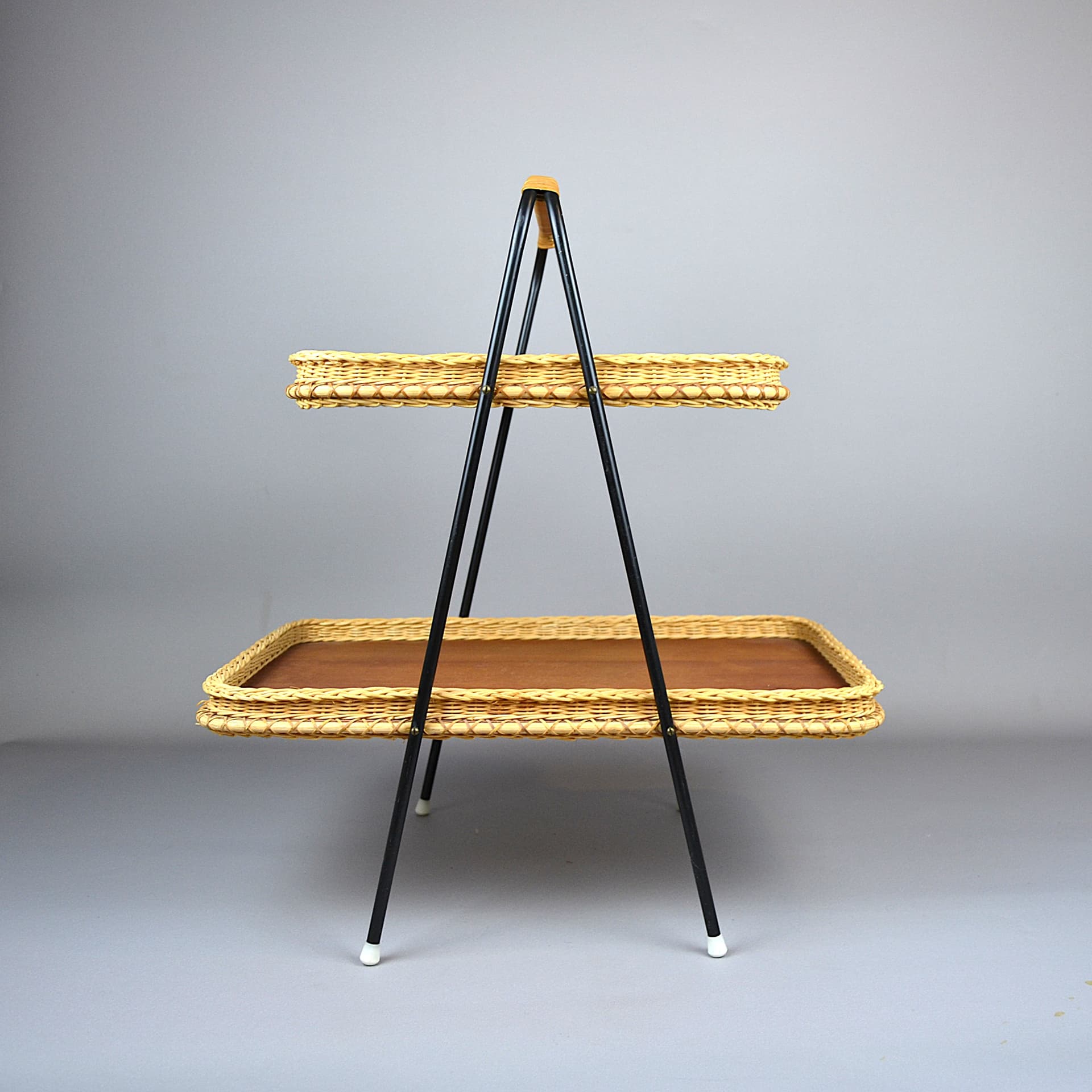 Stolik serwisowy, drewno jasnobrązowe, metal czarny, wiklina miodowa, Niemcy, lata 60. - 79165