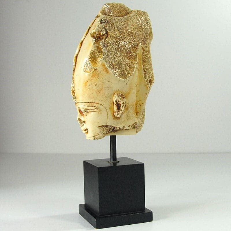 Rzeźba dekoracyjna, głowa egipska Psamtyka III, gips beżowy, drewno czarne, lata 2000 - 319089