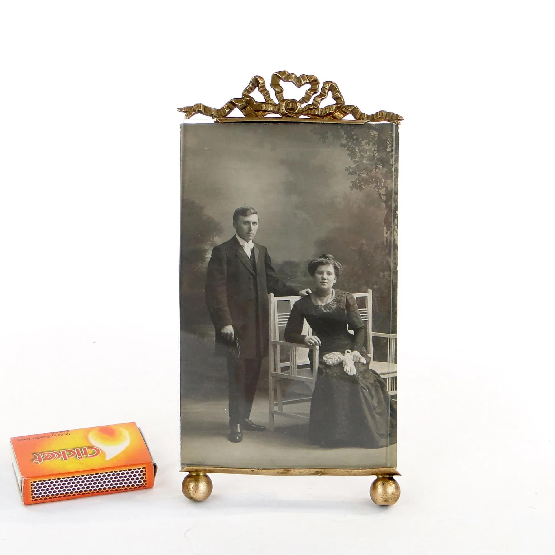 Photo frame with garland, gilded brass, France, 19th c. - 23574