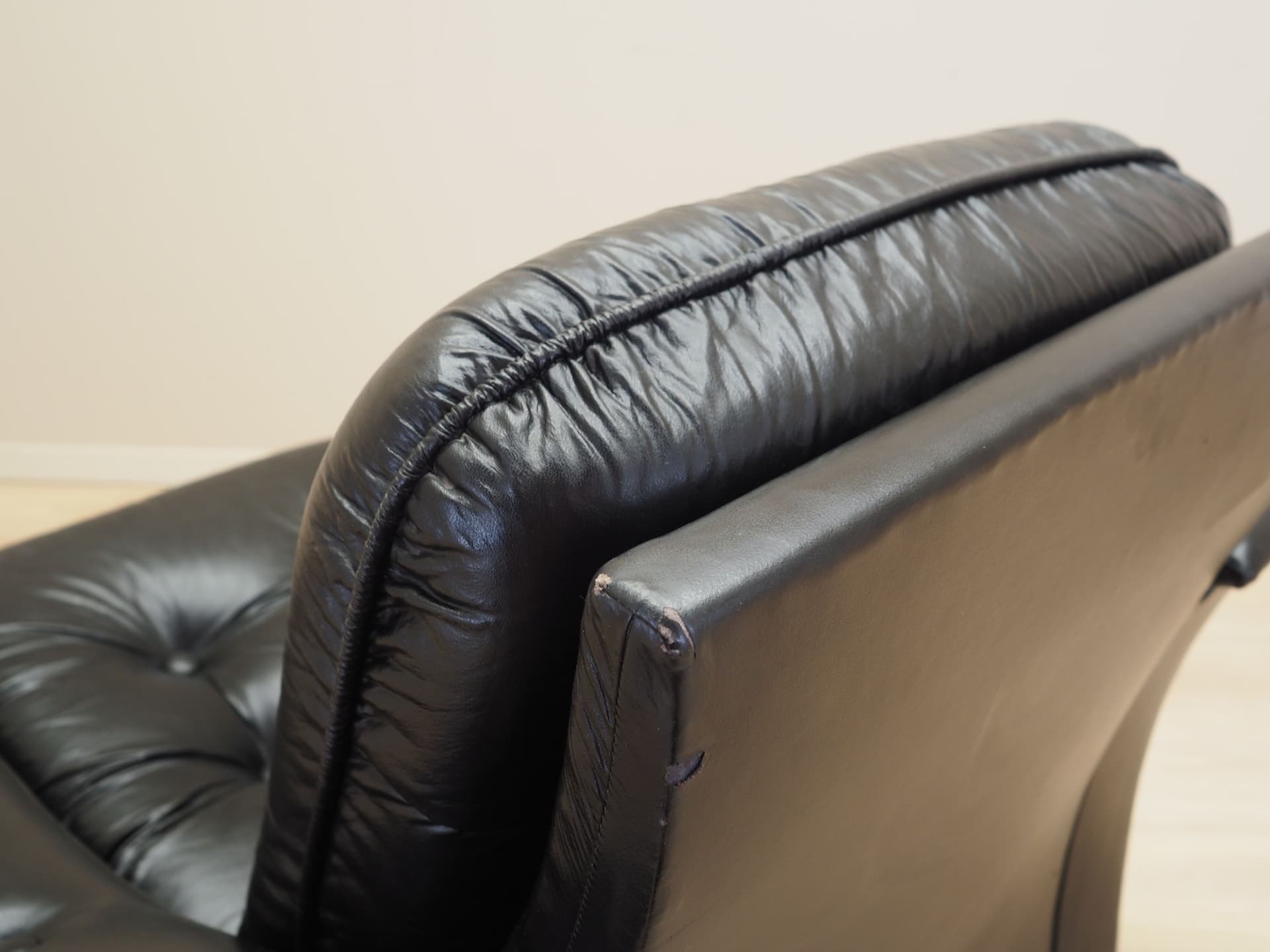 Fotel postmodernistyczny, ekoskóra czarna, Włochy, lata 80. - 66424