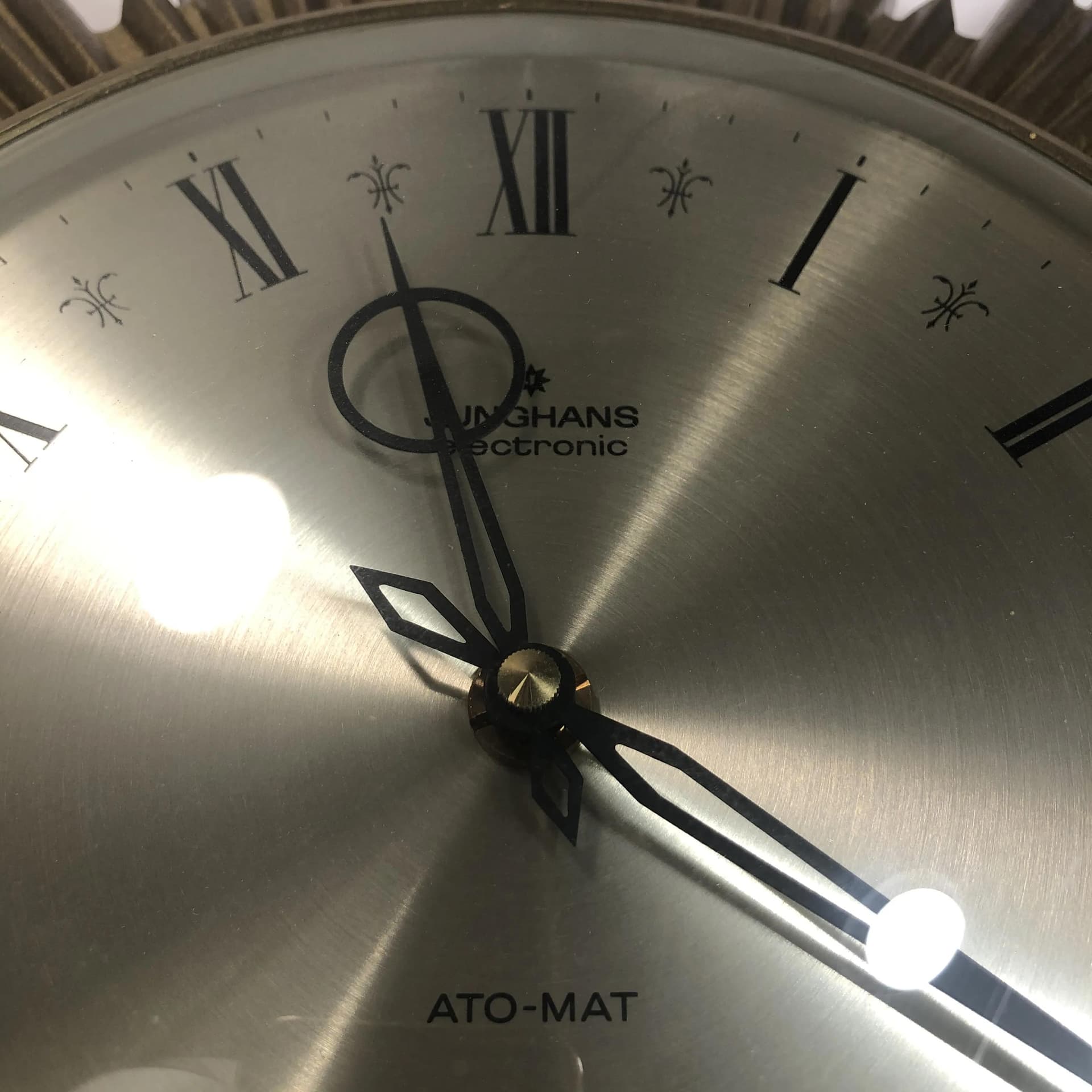 Zegar ścienny starburst, złoty, tworzywo, Junghans, Niemcy, lata 70. - 23943