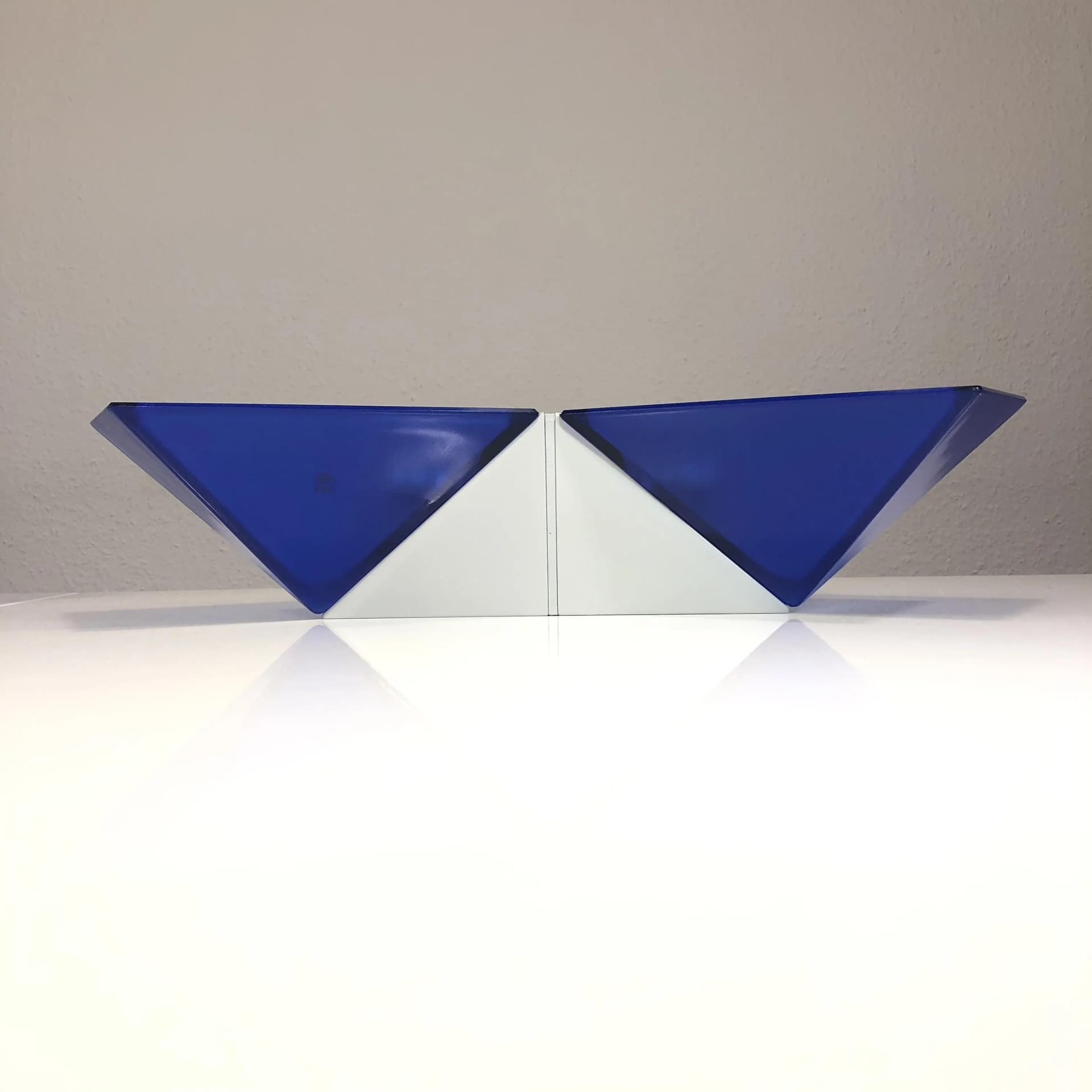 Para kinkietów geometrycznych, niebieski biały, metal, Peill & Putzler, Niemcy, lata 80. - 23910