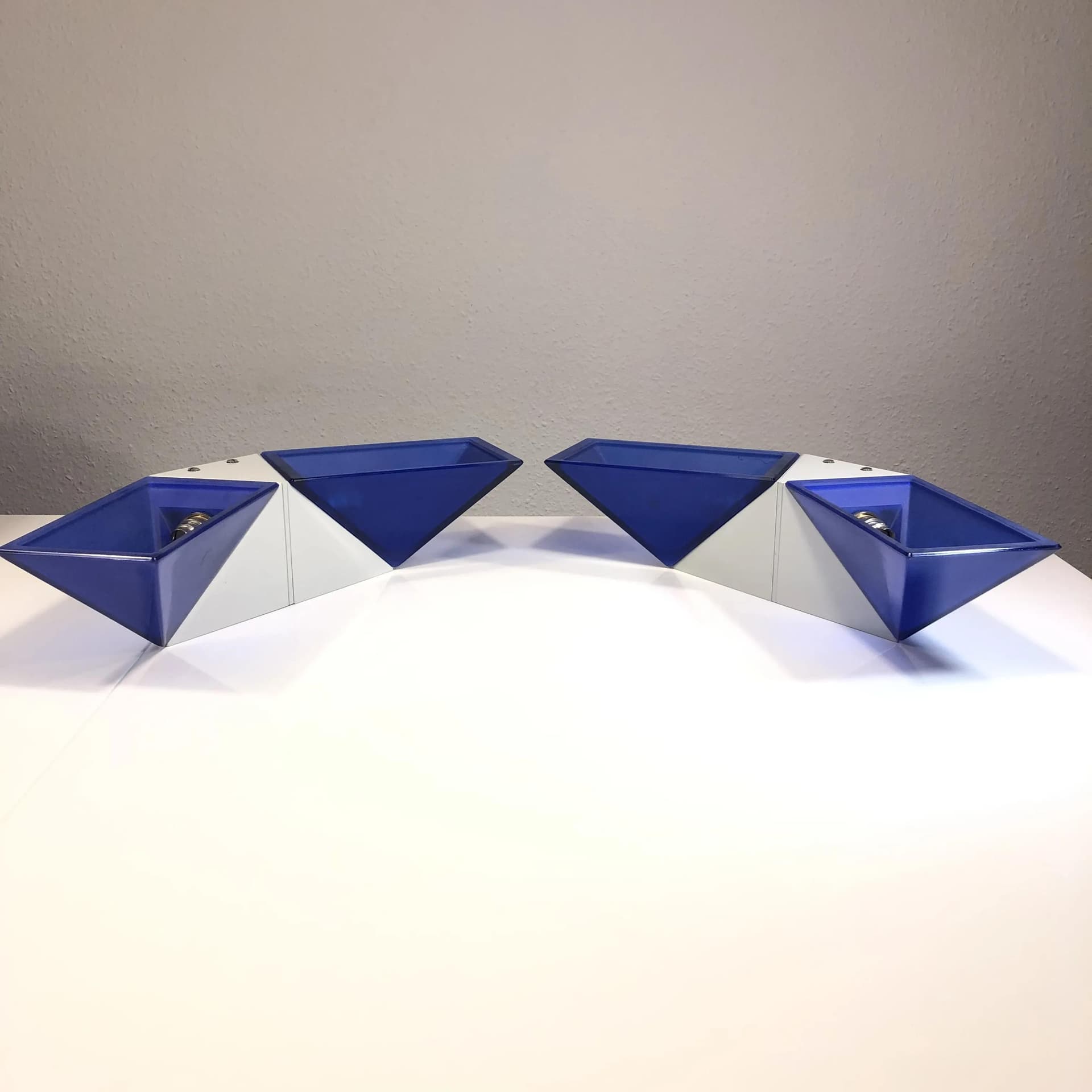 Para kinkietów geometrycznych, niebieski biały, metal, Peill & Putzler, Niemcy, lata 80. - 23915