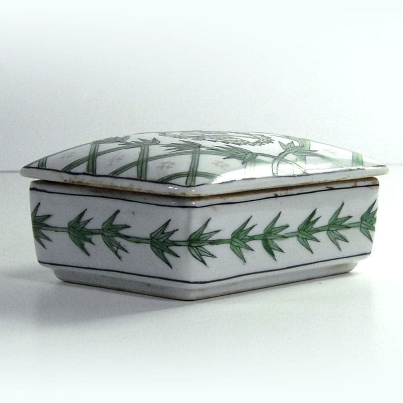 Box, white green gold black blue porcelain, China, 1950s. - 320623
