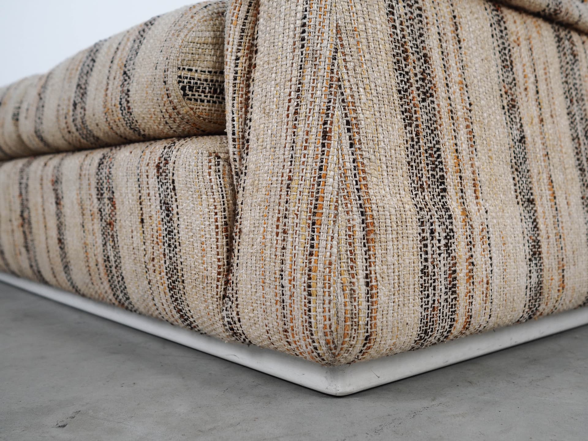 Sofa trzyosobowa, tkanina multikolor, drewno, Saporiti, Włochy, lata 60. - 320489