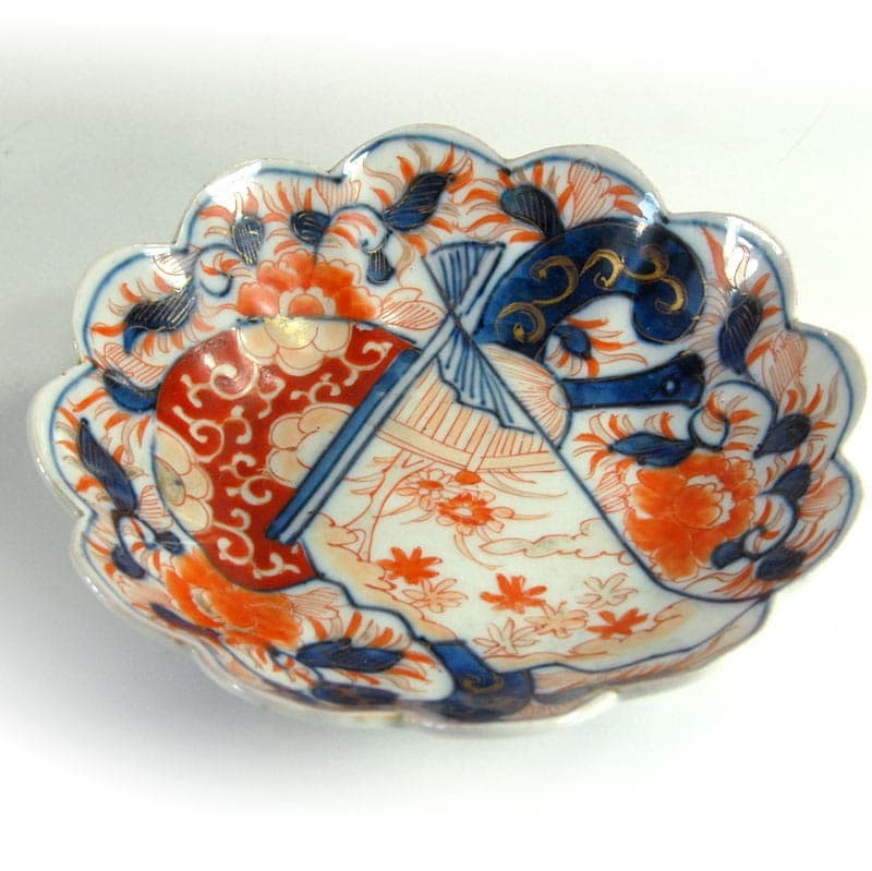 Paterka Imari, biel niebieski czerwony złoty, fajans, Japonia, początek XX w. - 321795