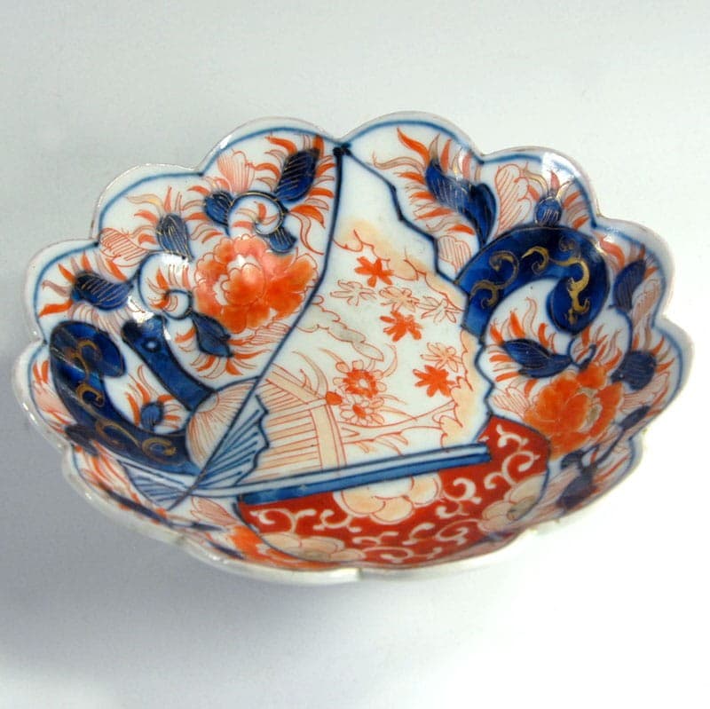 Paterka Imari, biel niebieski czerwony złoty, fajans, Japonia, początek XX w. - 321796