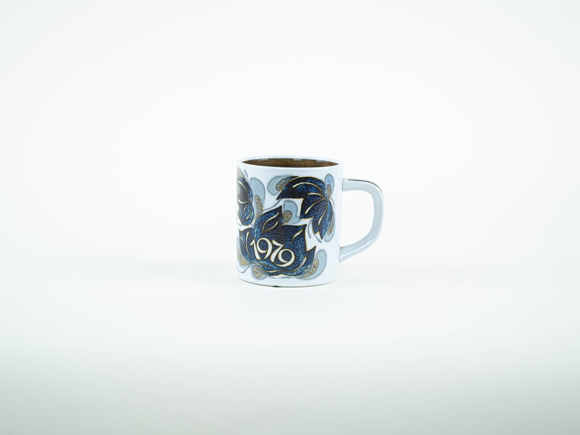Kubek Annual Mug 1979, biały niebieski brązowy złoty, porcelana, proj. I. Weiss, Royal Copenhagen, Dania, lata 70. - 322252