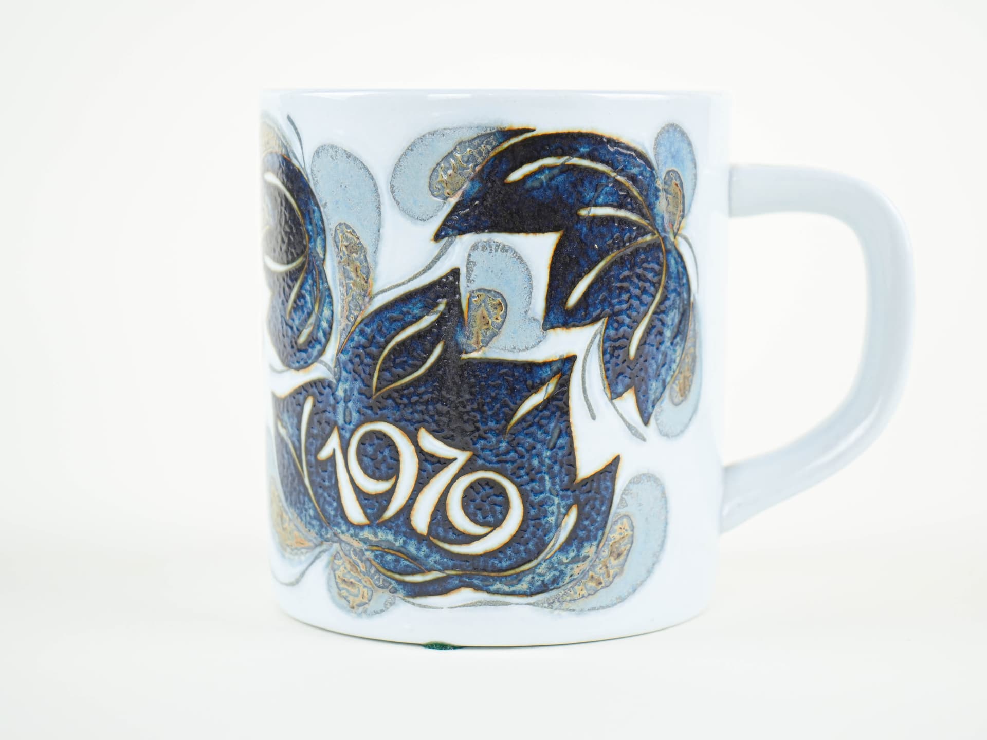 Kubek Annual Mug 1979, biały niebieski brązowy złoty, porcelana, proj. I. Weiss, Royal Copenhagen, Dania, lata 70. - 322253