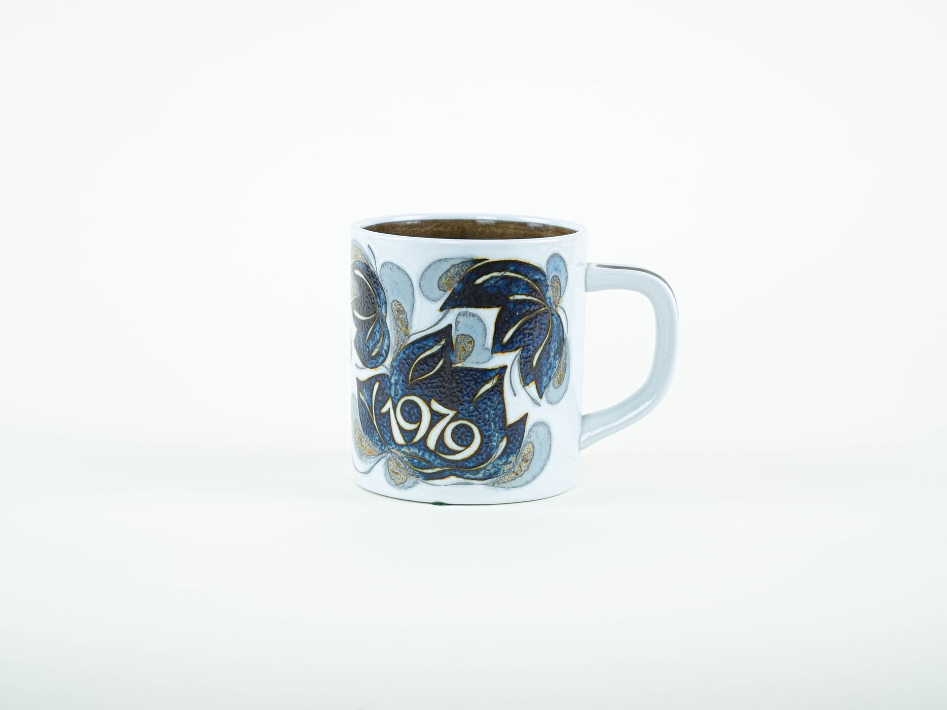 Kubek Annual Mug 1979, biały niebieski brązowy złoty, porcelana, proj. I. Weiss, Royal Copenhagen, Dania, lata 70. - 322250