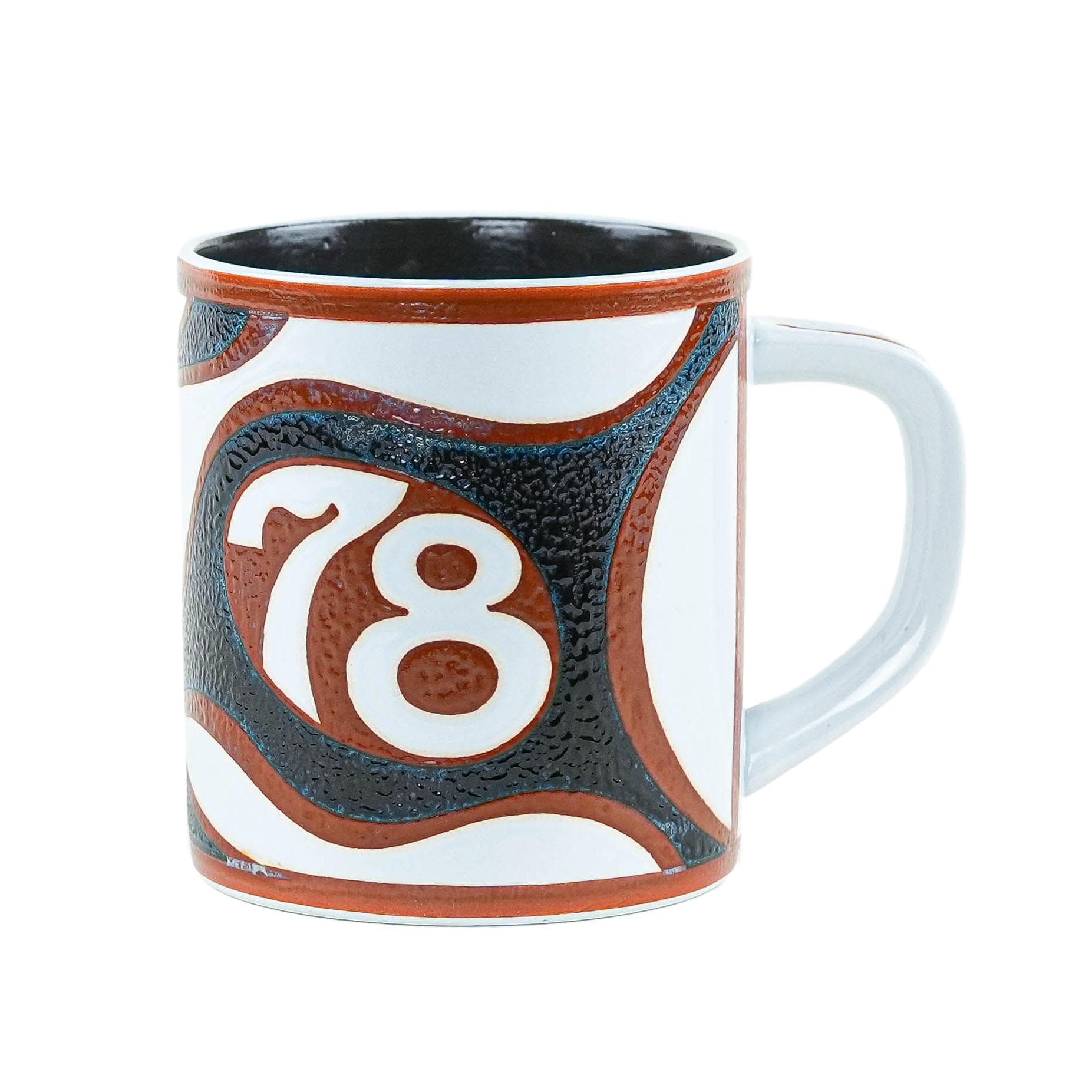 Kubek Annual Mug, ceramika biała czerwono-czarna, proj. B. Kristiansen, Royal Copenhagen, Dania, lata 70.