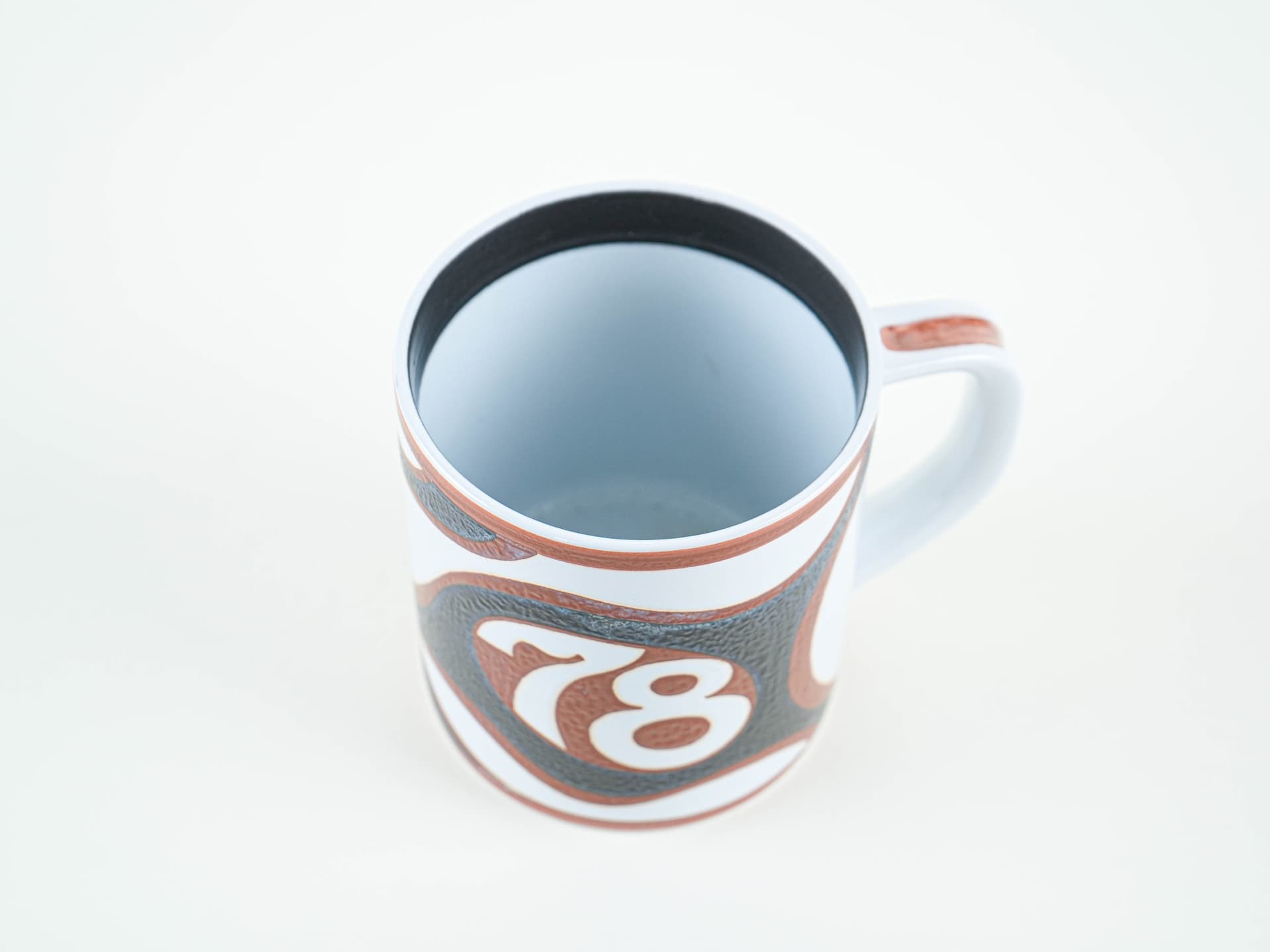 Kubek Annual Mug, ceramika biała czerwono-czarna, proj. B. Kristiansen, Royal Copenhagen, Dania, lata 70. - 322268