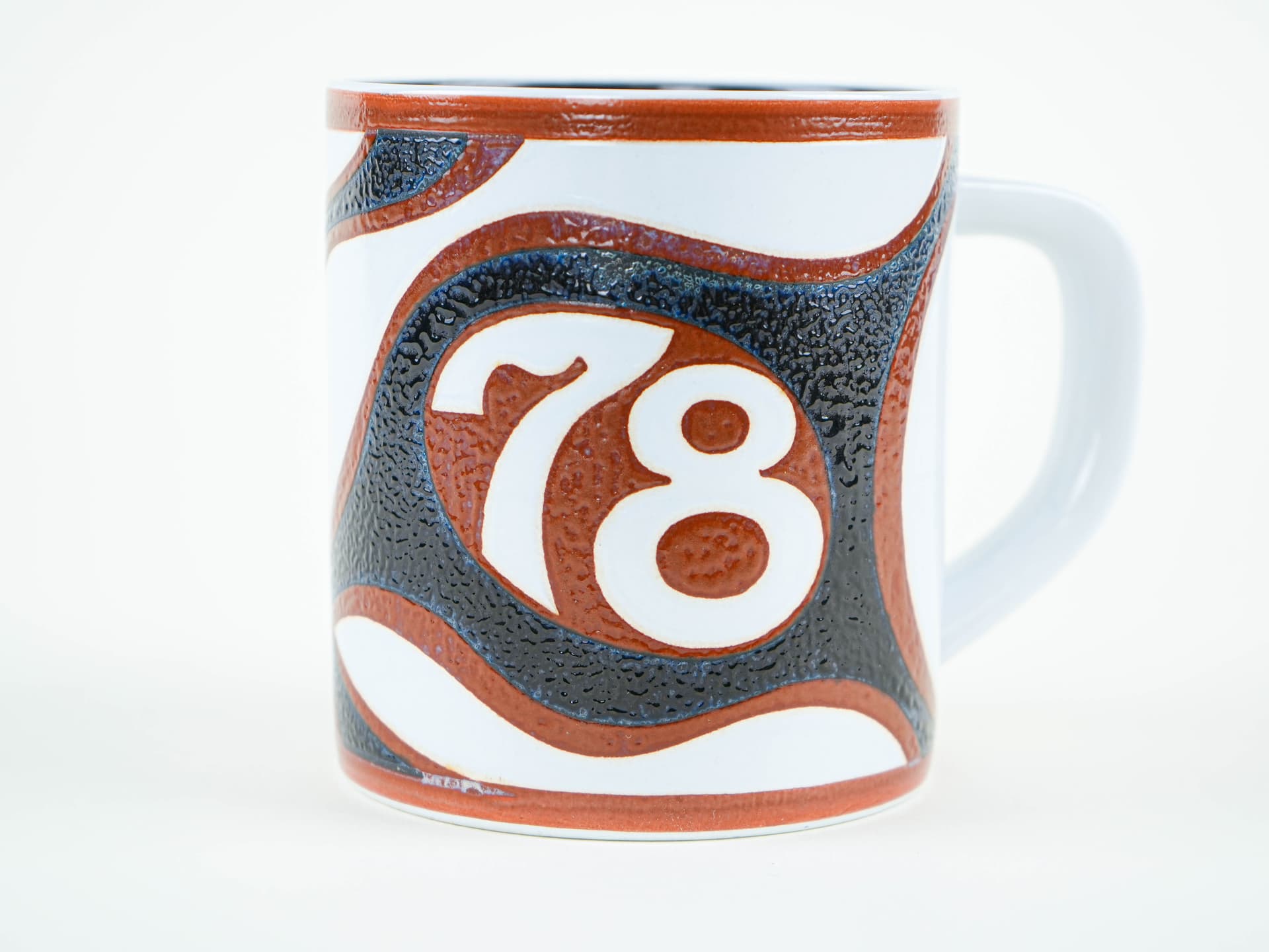 Kubek Annual Mug, ceramika biała czerwono-czarna, proj. B. Kristiansen, Royal Copenhagen, Dania, lata 70. - 322267