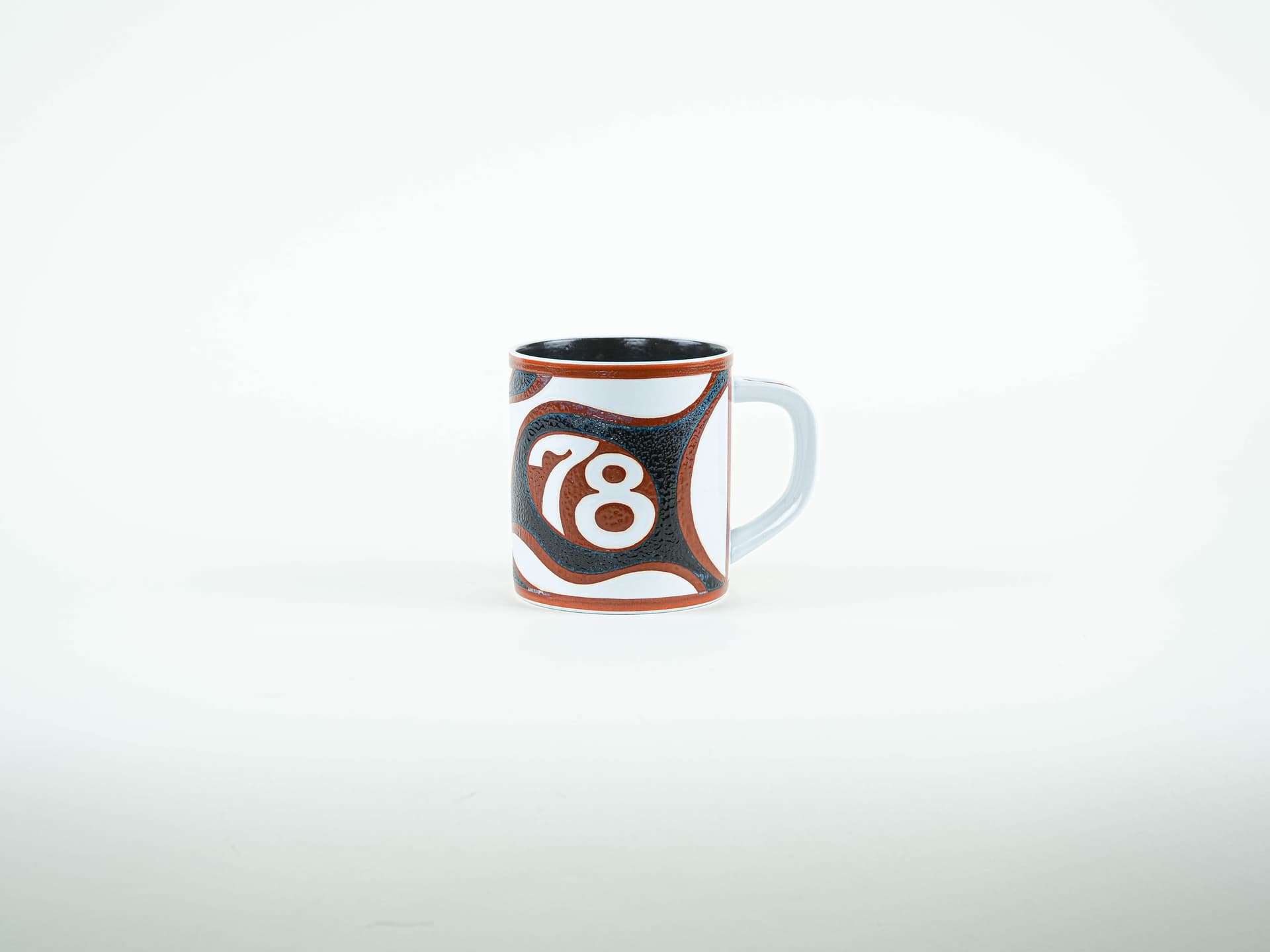 Kubek Annual Mug, ceramika biała czerwono-czarna, proj. B. Kristiansen, Royal Copenhagen, Dania, lata 70. - 322263