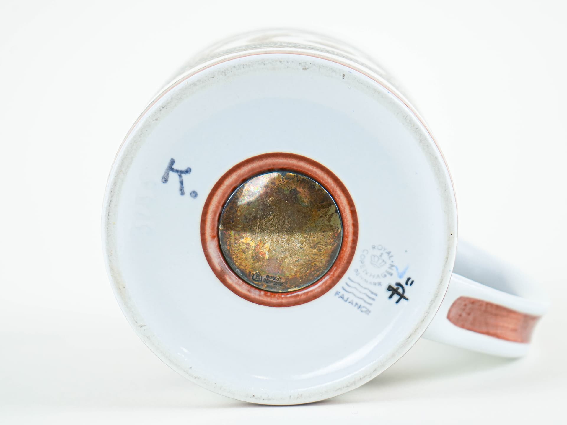 Kubek Annual Mug, ceramika biała czerwono-czarna, proj. B. Kristiansen, Royal Copenhagen, Dania, lata 70. - 322265