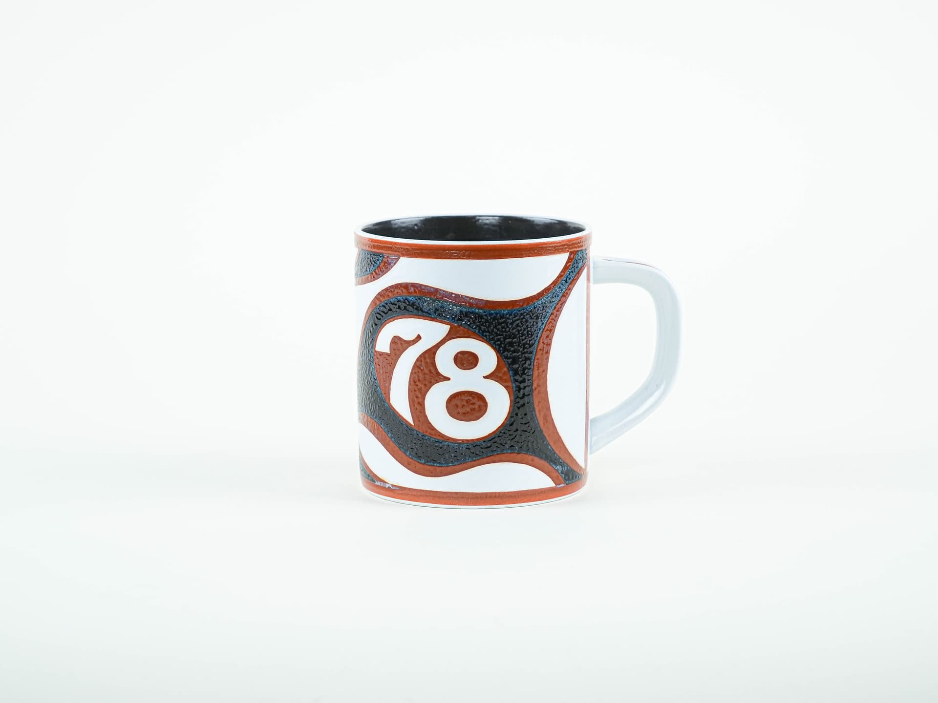 Kubek Annual Mug, ceramika biała czerwono-czarna, proj. B. Kristiansen, Royal Copenhagen, Dania, lata 70. - 322266