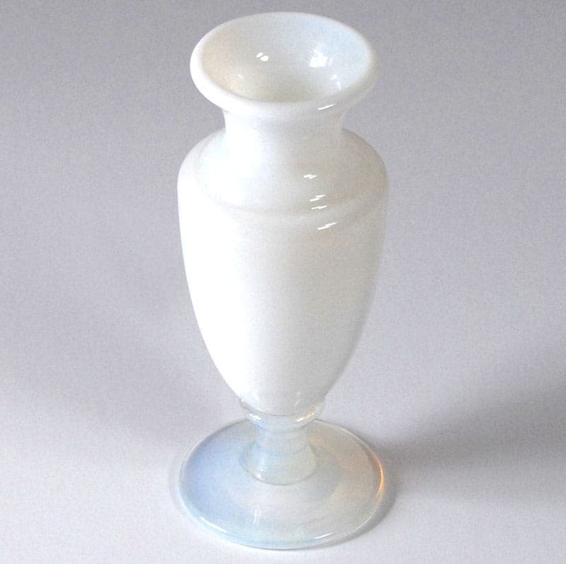 Wazon, szkło mlecznobiałe opalizujące, Sevres, Francja, lata 50. - 323893