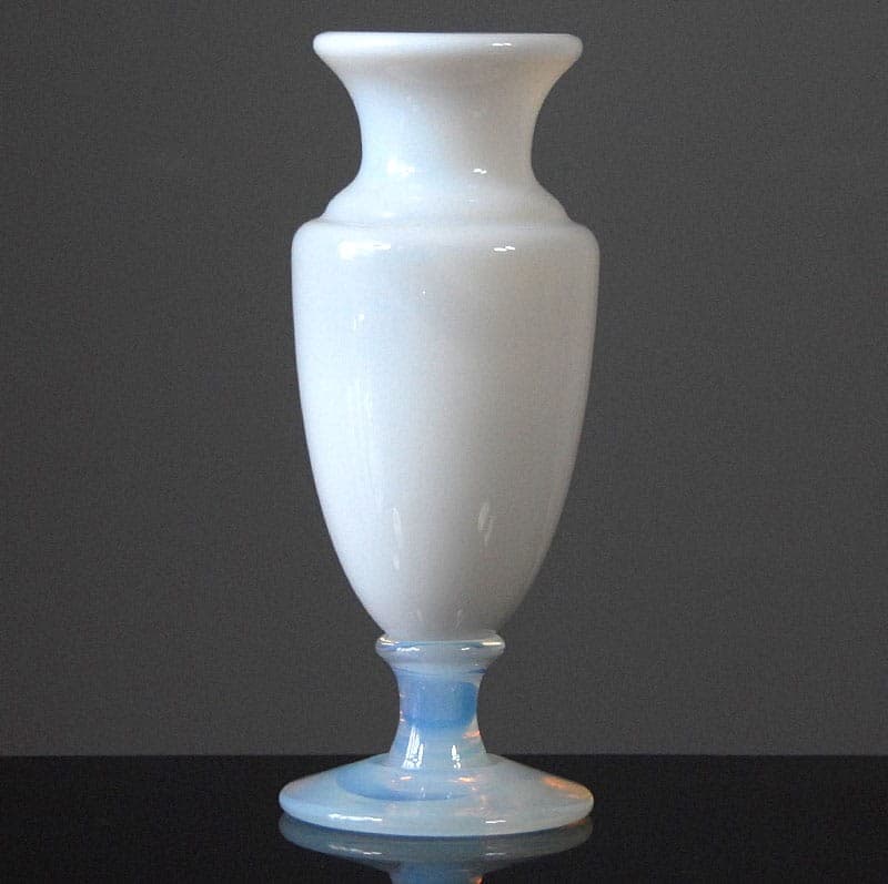 Wazon, szkło mlecznobiałe opalizujące, Sevres, Francja, lata 50. - 323892