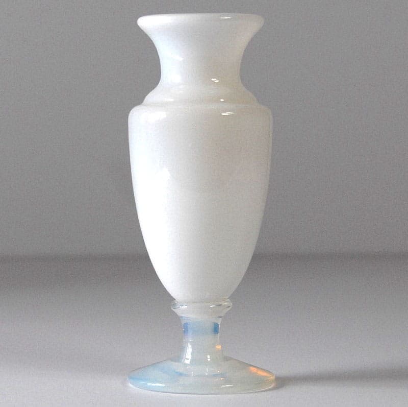 Wazon, szkło mlecznobiałe opalizujące, Sevres, Francja, lata 50. - 323894