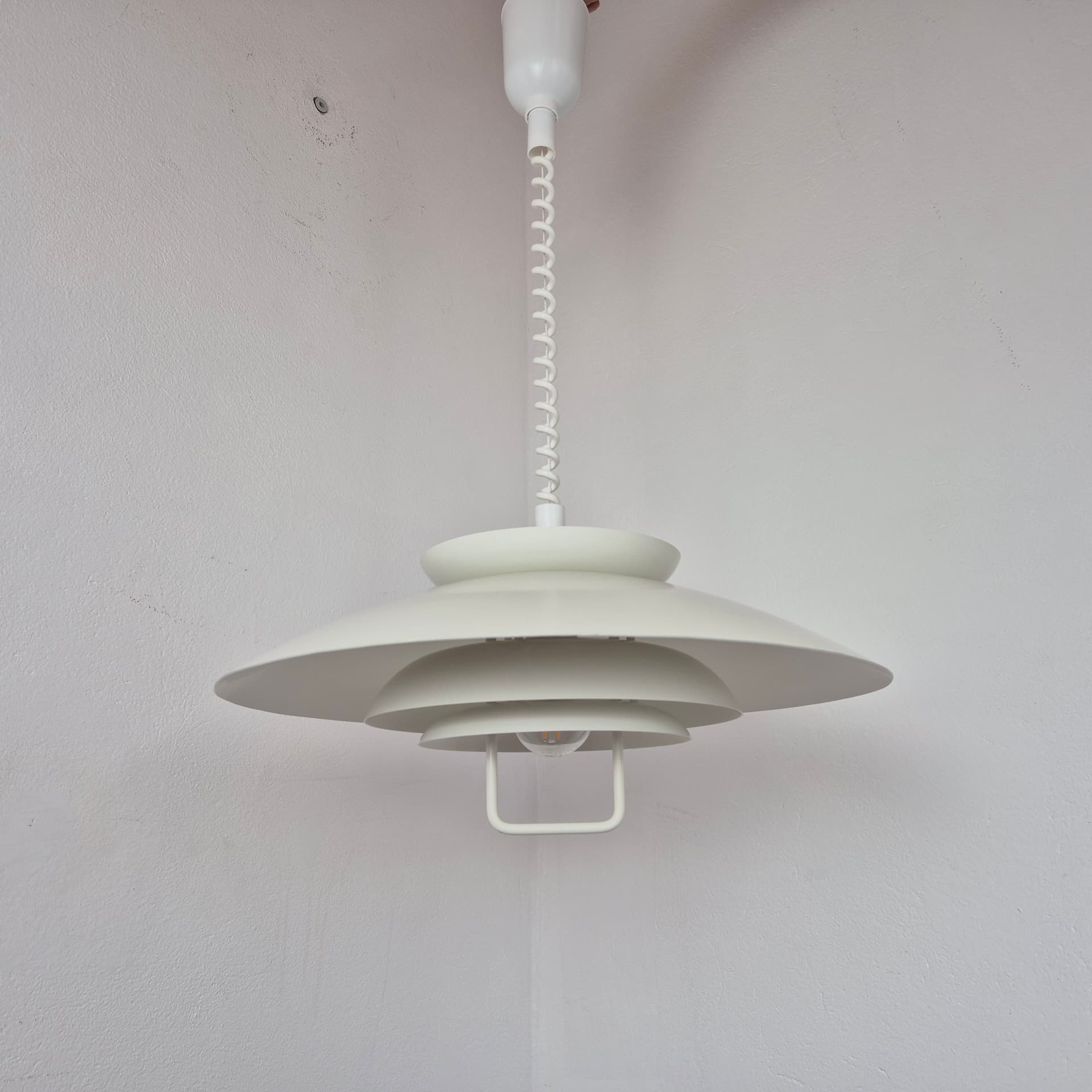 Lampa wisząca piętrowa, biała kremowa, metal, Dania, lata 60. - 324238