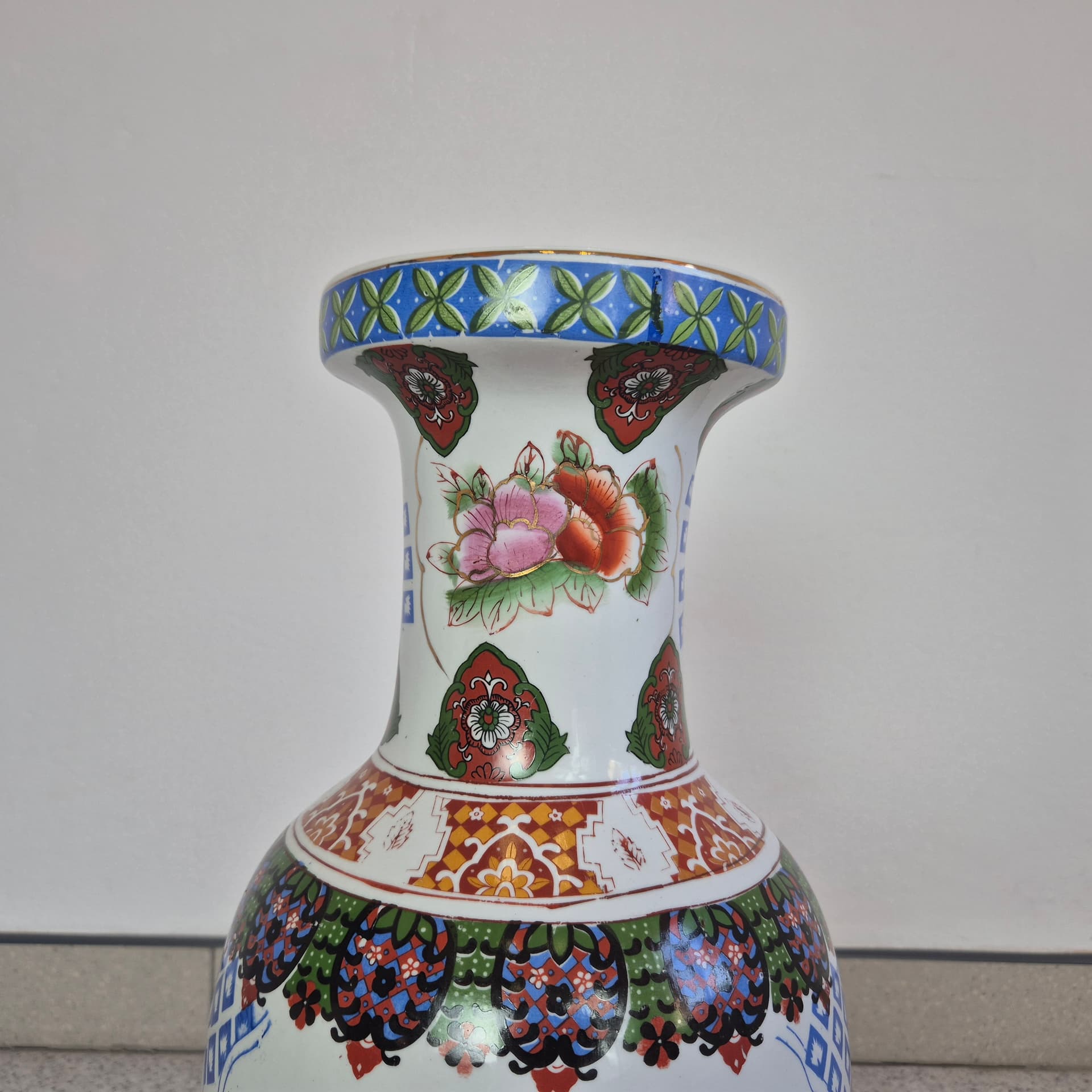 Decorative vase, paradise bird motif, white multicolor porcelain, China, 1980s. - 324355