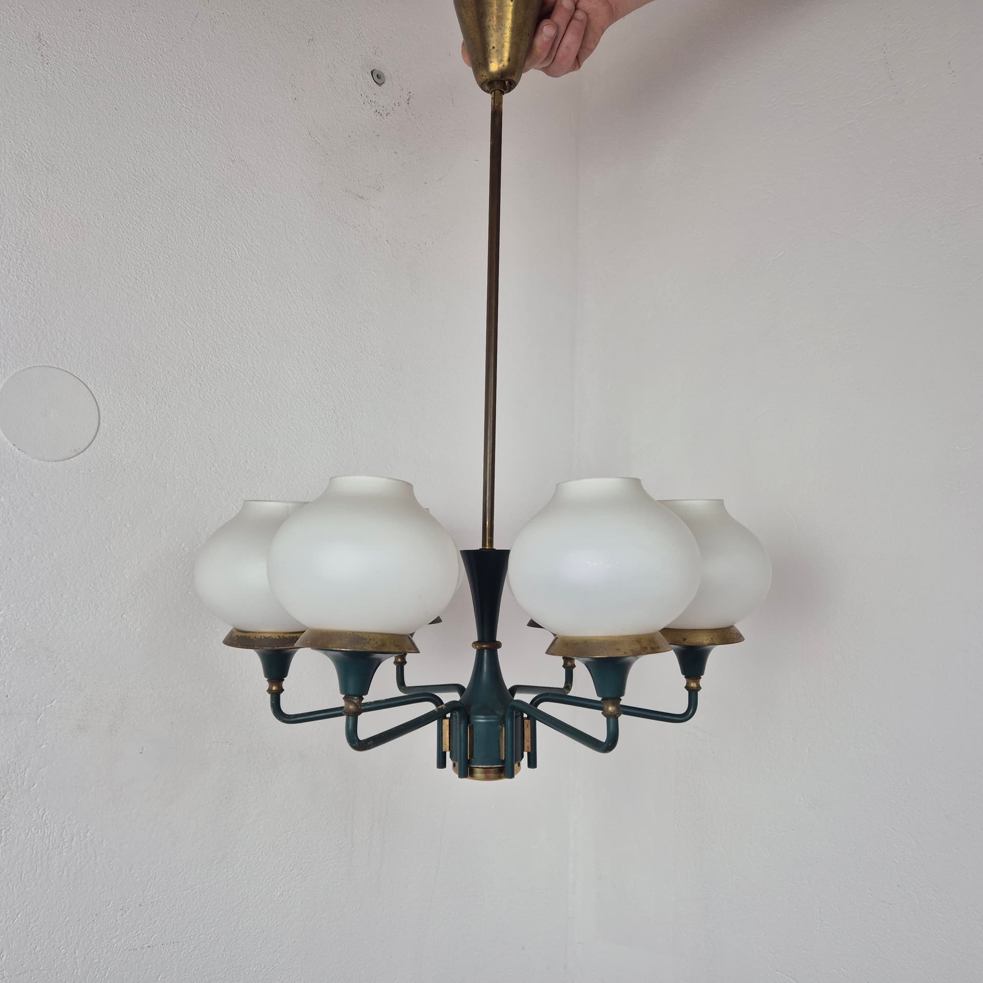 Żyrandol modernistyczny, zieleń lakierowany metal, mosiądz złoty, szkło opalowe, Kaiser Leuchten, Niemcy, lata 60. - 324378