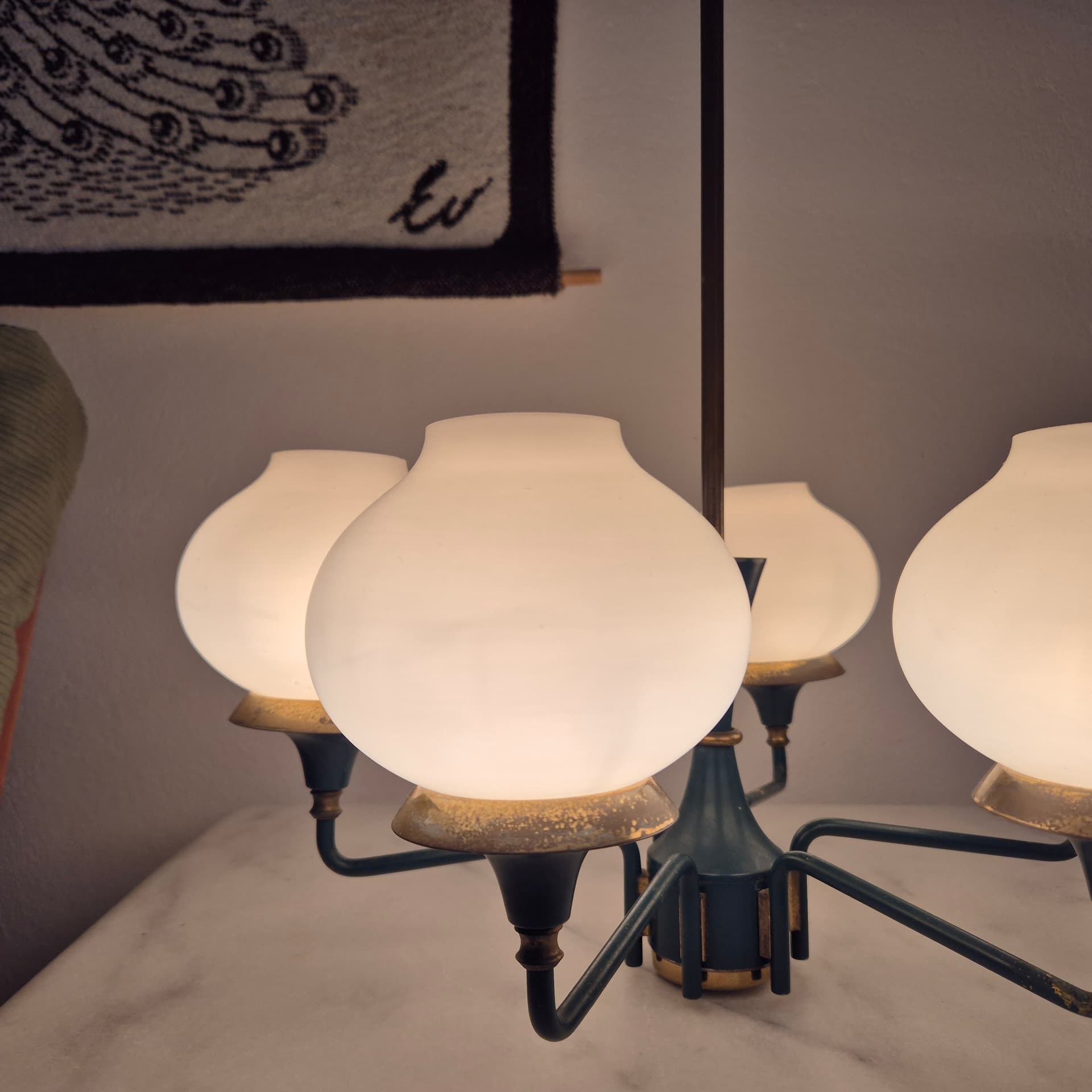 Żyrandol modernistyczny, zieleń lakierowany metal, mosiądz złoty, szkło opalowe, Kaiser Leuchten, Niemcy, lata 60. - 324377