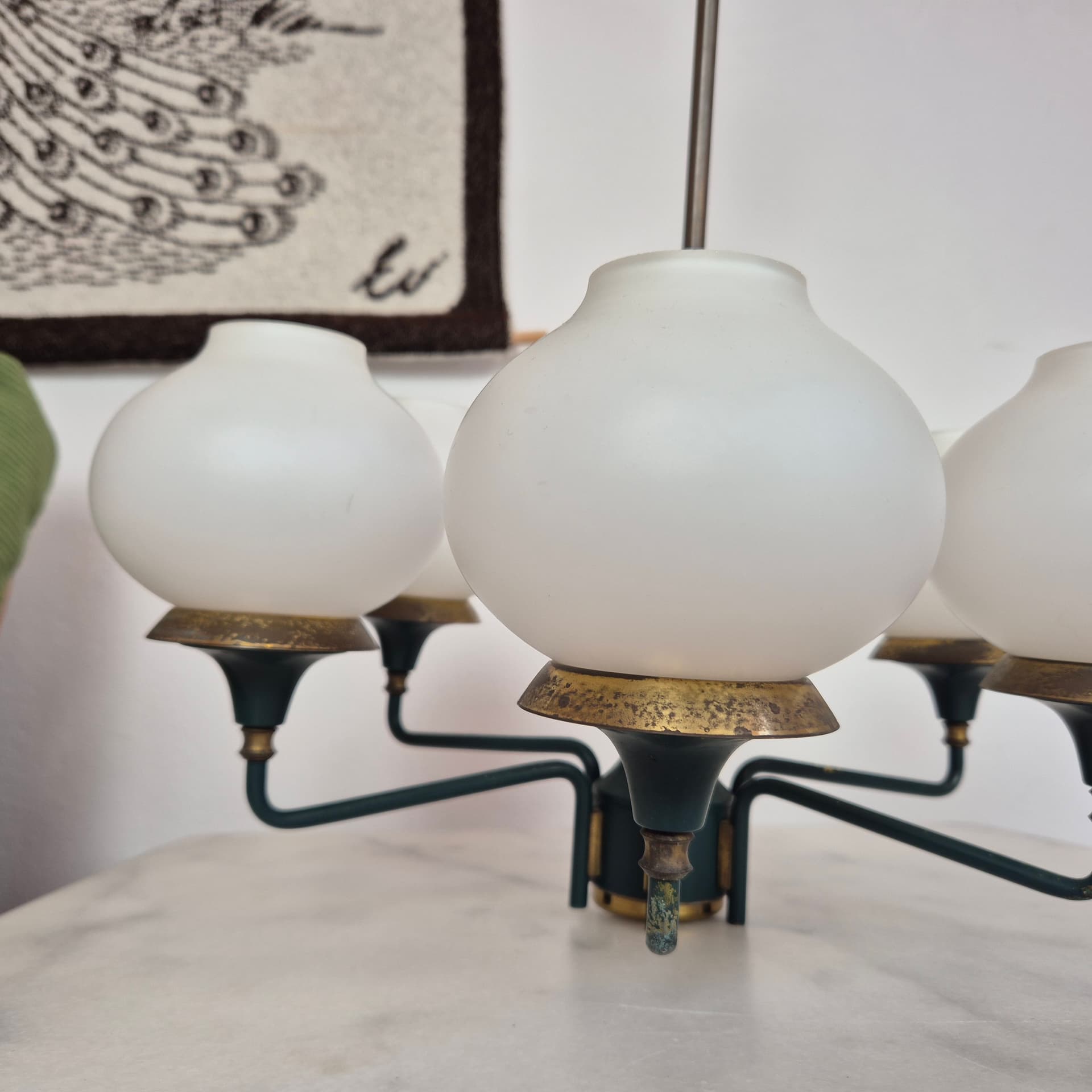 Żyrandol modernistyczny, zieleń lakierowany metal, mosiądz złoty, szkło opalowe, Kaiser Leuchten, Niemcy, lata 60. - 324379