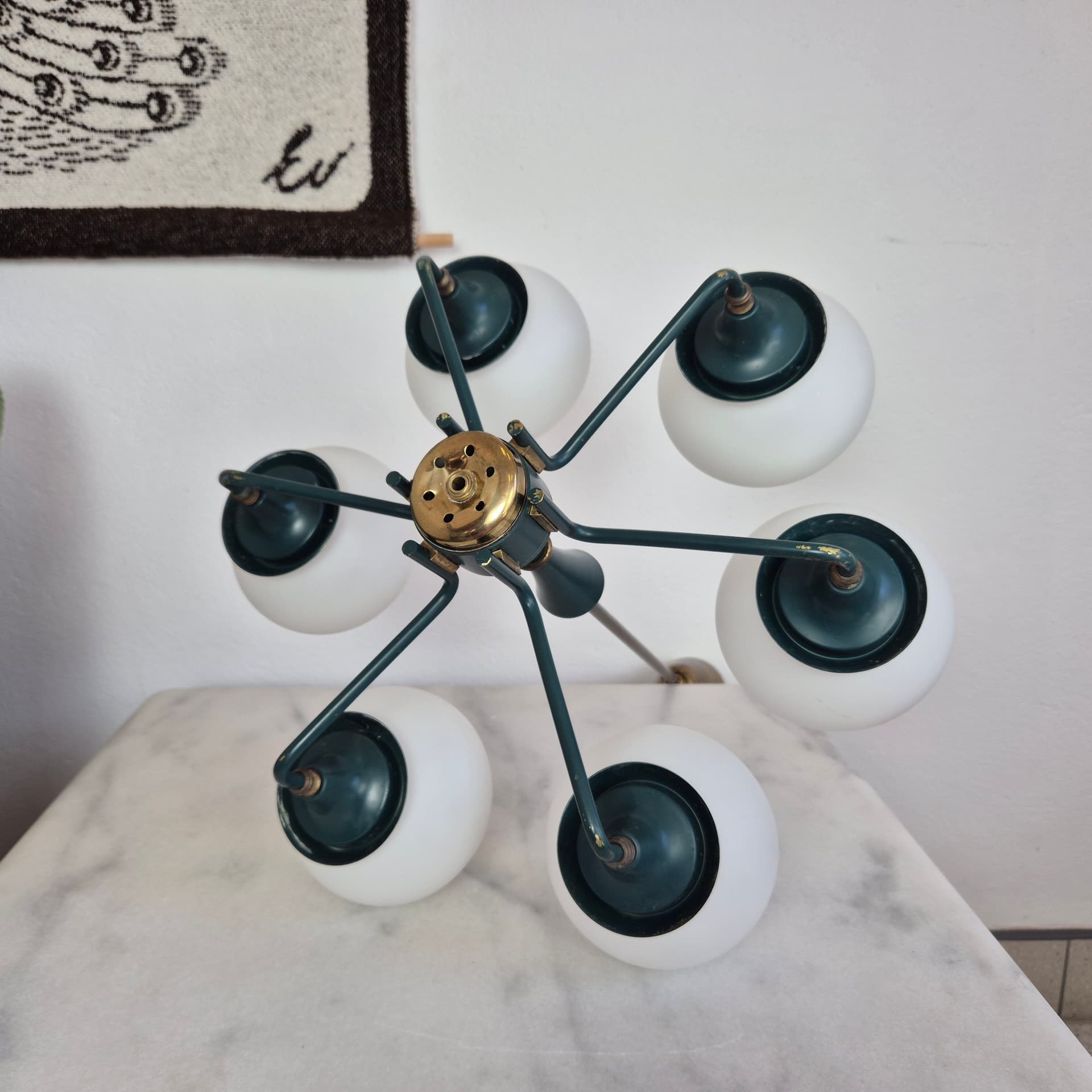 Żyrandol modernistyczny, zieleń lakierowany metal, mosiądz złoty, szkło opalowe, Kaiser Leuchten, Niemcy, lata 60. - 324382