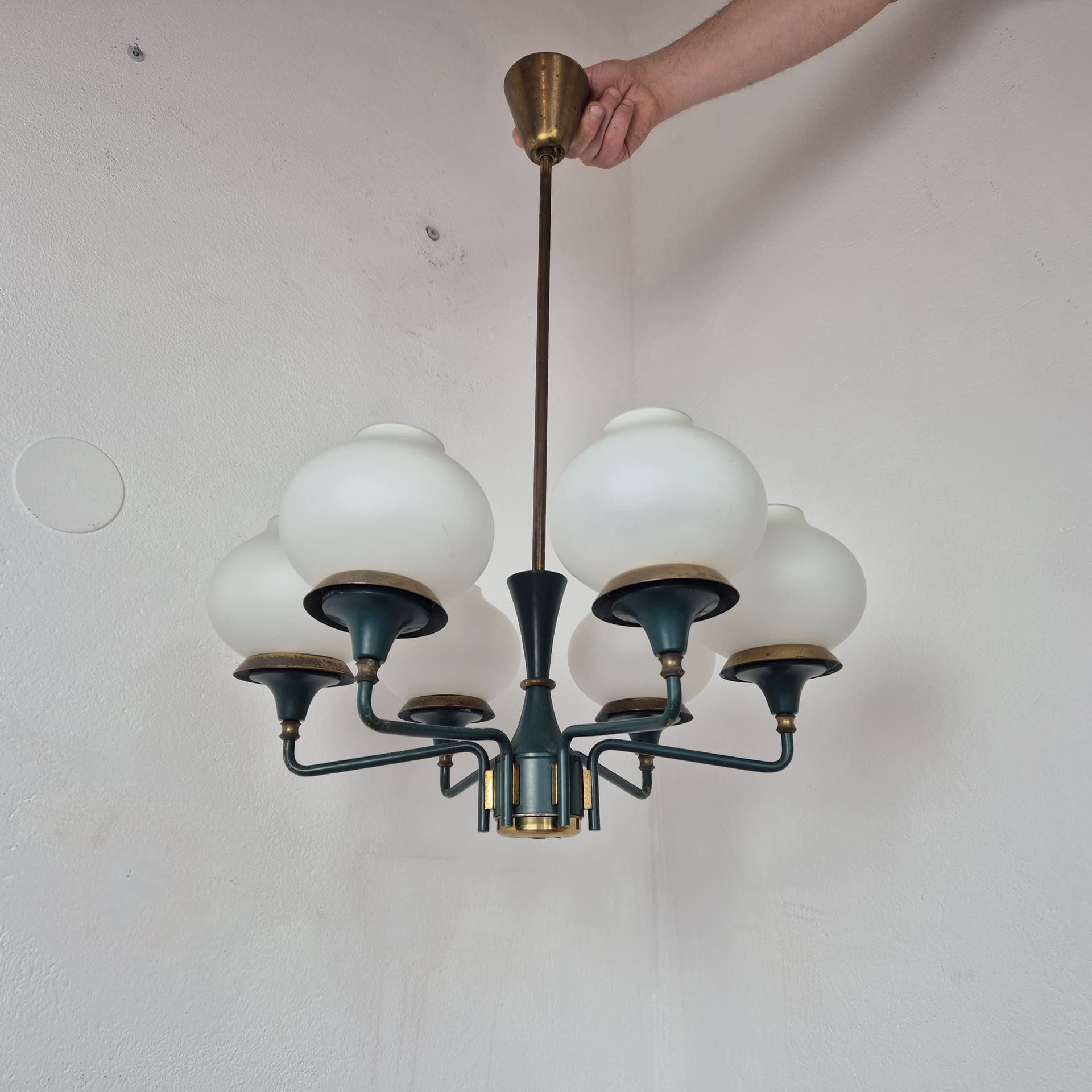 Żyrandol modernistyczny, zieleń lakierowany metal, mosiądz złoty, szkło opalowe, Kaiser Leuchten, Niemcy, lata 60. - 324380