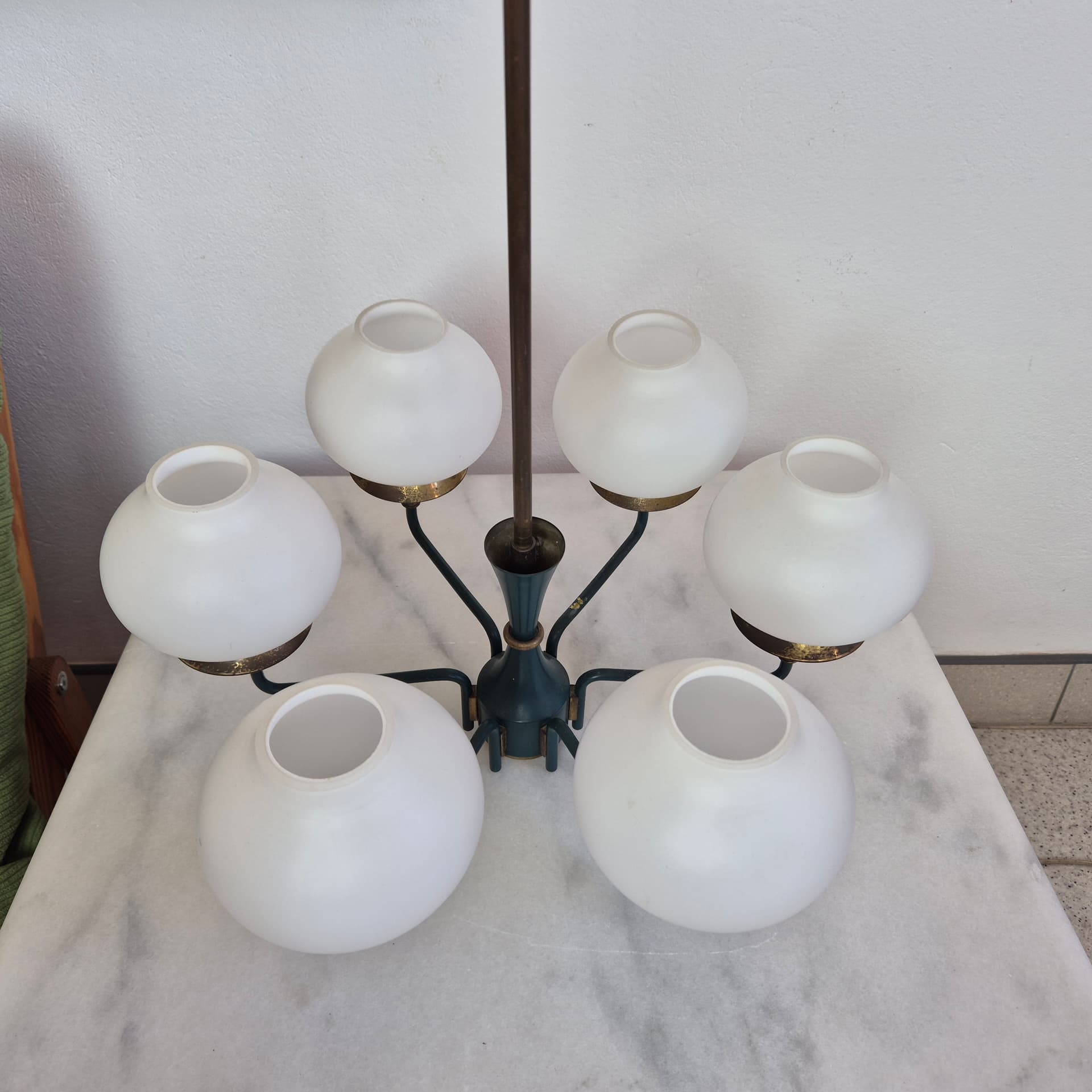 Żyrandol modernistyczny, zieleń lakierowany metal, mosiądz złoty, szkło opalowe, Kaiser Leuchten, Niemcy, lata 60. - 324376