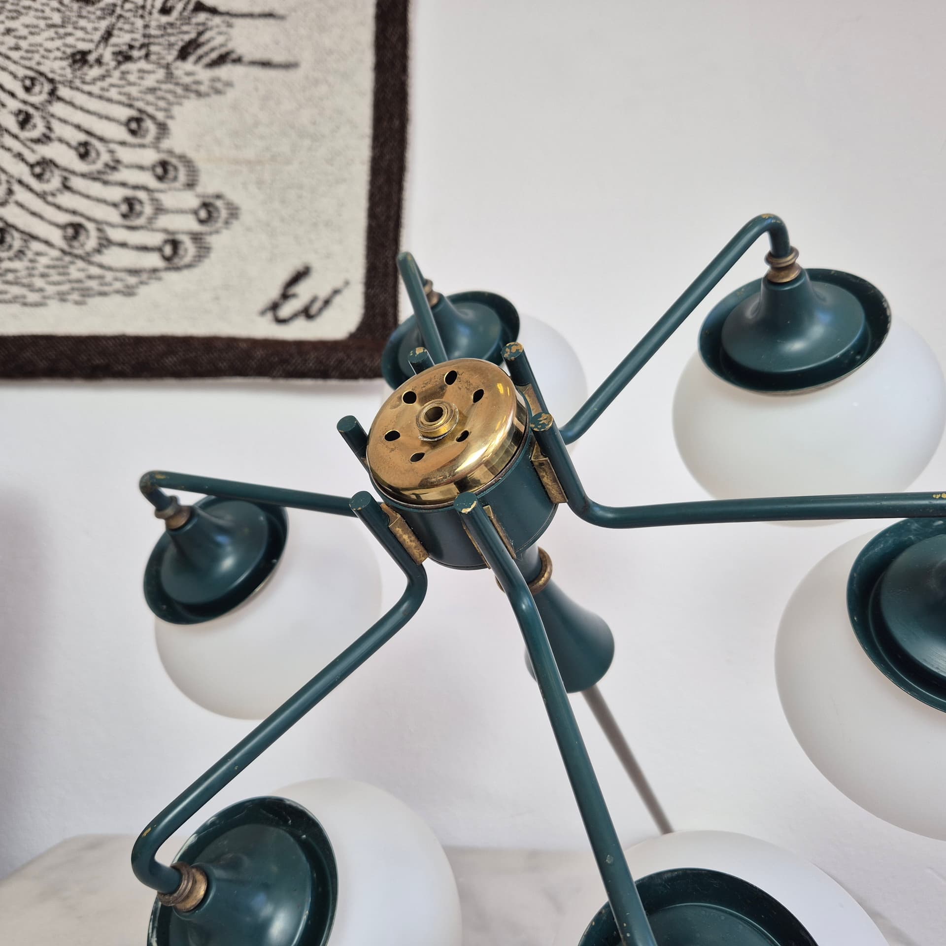 Żyrandol modernistyczny, zieleń lakierowany metal, mosiądz złoty, szkło opalowe, Kaiser Leuchten, Niemcy, lata 60. - 324383