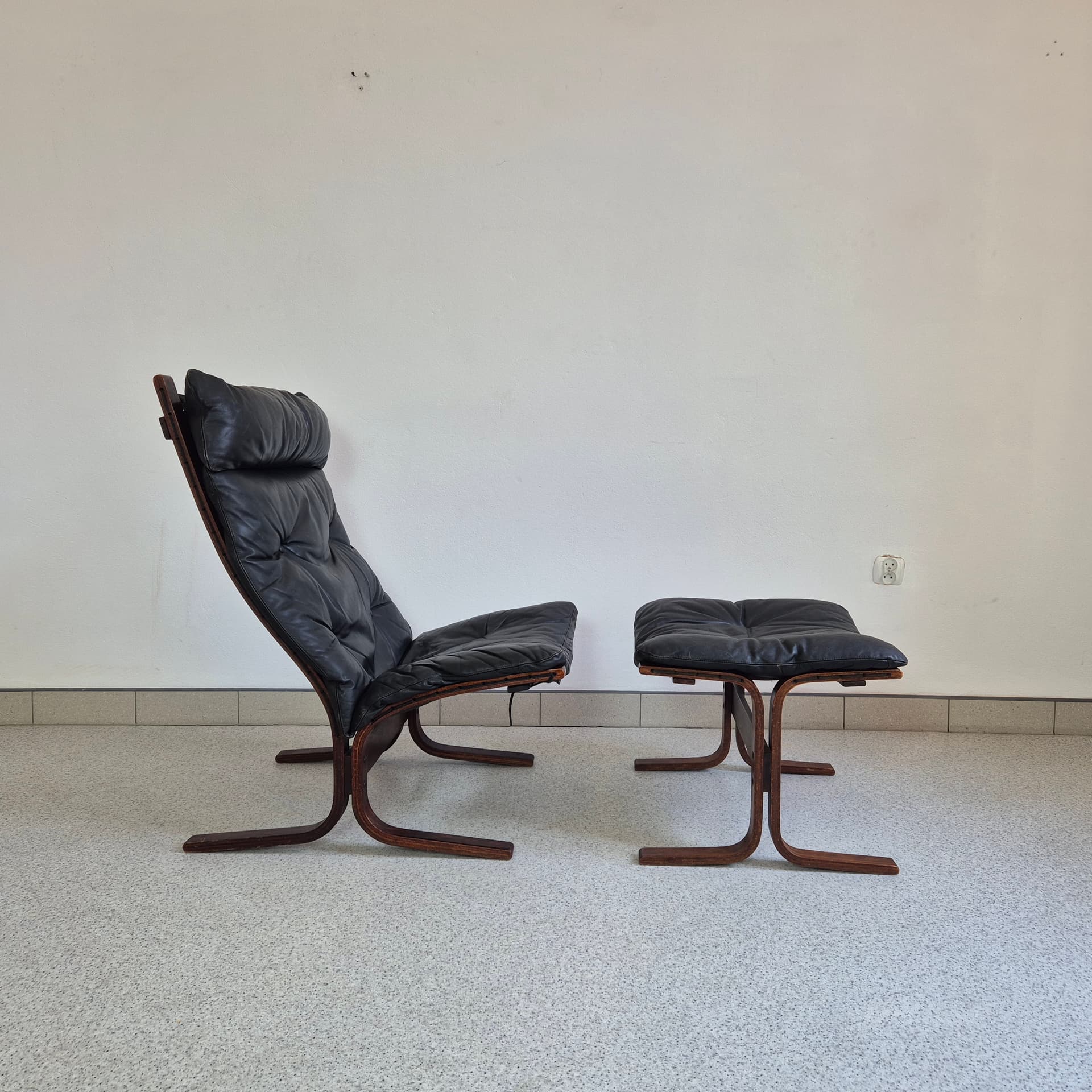 Fotel Siesta, skóra czarna, drewno ciemnobrązowe, proj. I. Relling, Westnofa, Norwegia, lata 60. - 324856