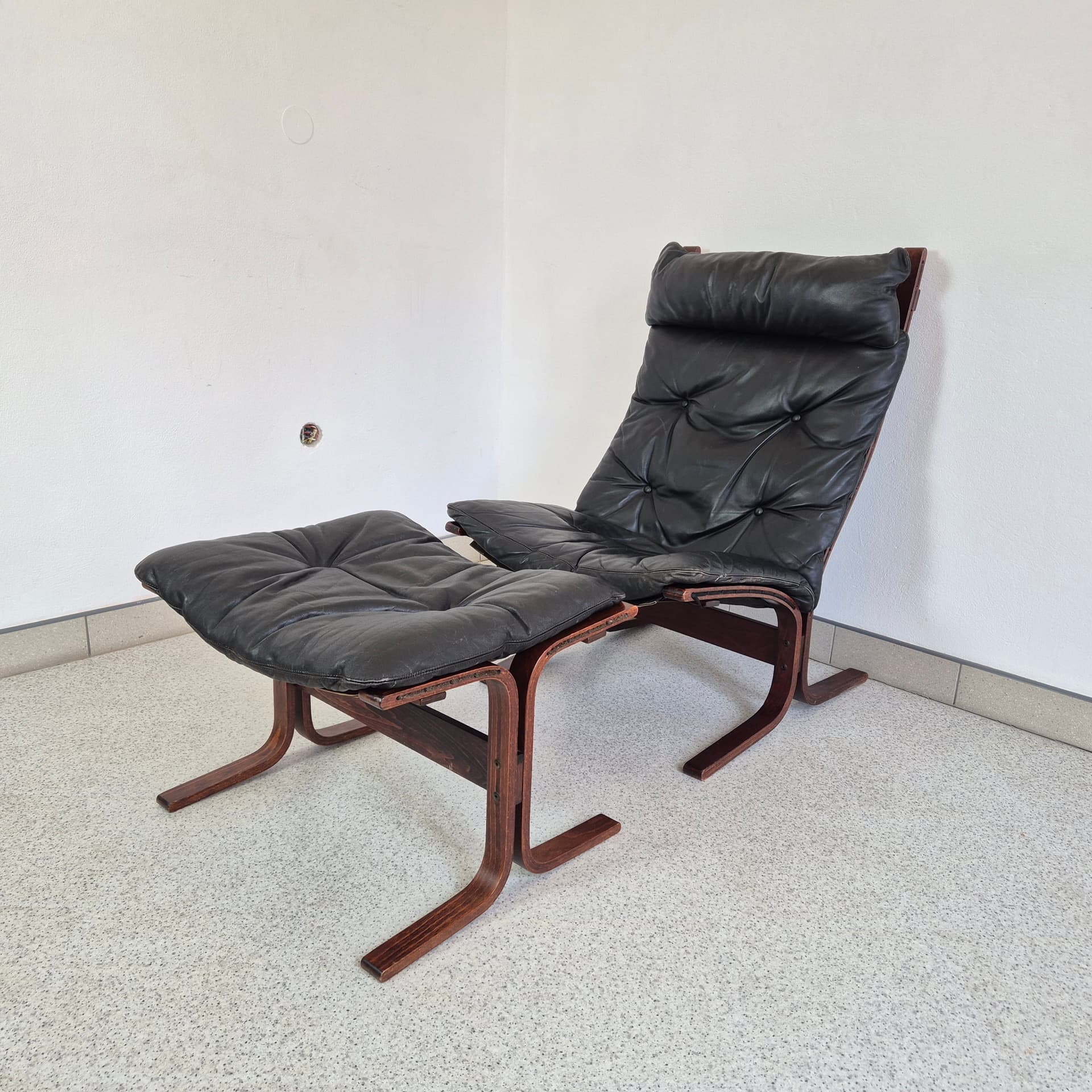 Fotel Siesta, skóra czarna, drewno ciemnobrązowe, proj. I. Relling, Westnofa, Norwegia, lata 60. - 324859