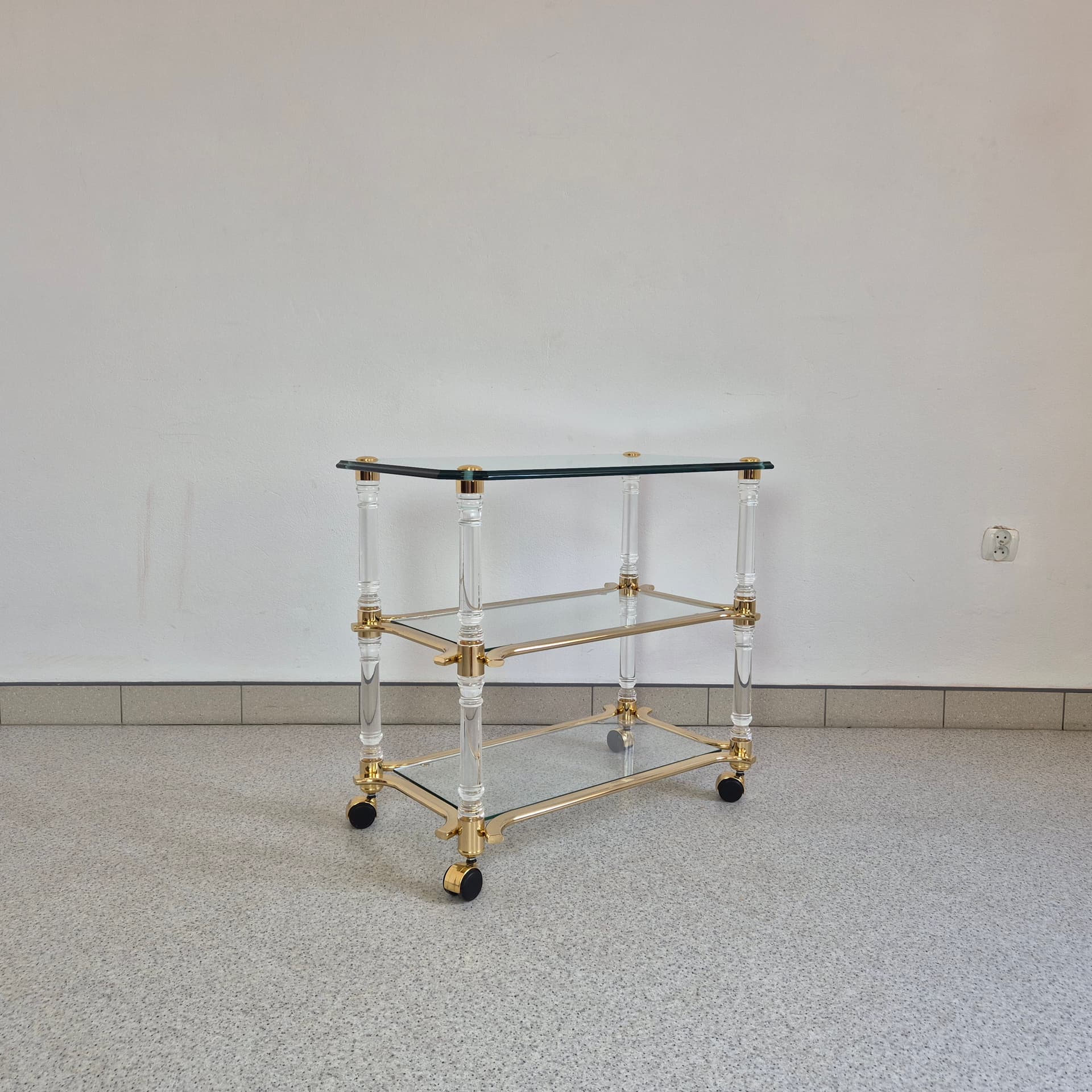 Bar Cart Hollywood Regency, transparent glass, transparent acrylic, gold-plated metal, Italy, 1960s. - 324877