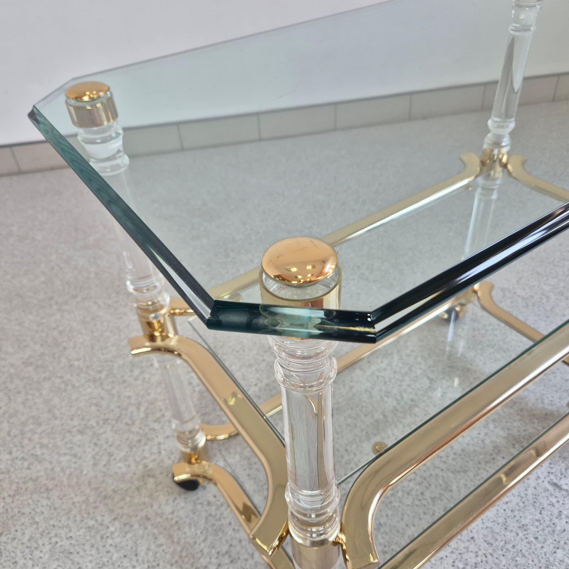 Bar Cart Hollywood Regency, transparent glass, transparent acrylic, gold-plated metal, Italy, 1960s. - 324879