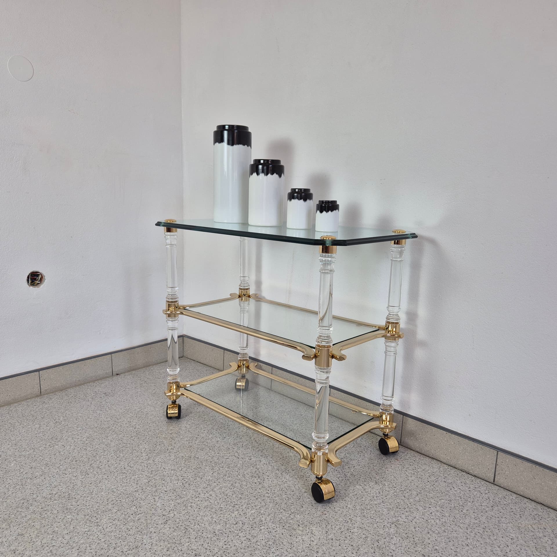 Bar Cart Hollywood Regency, transparent glass, transparent acrylic, gold-plated metal, Italy, 1960s. - 324886