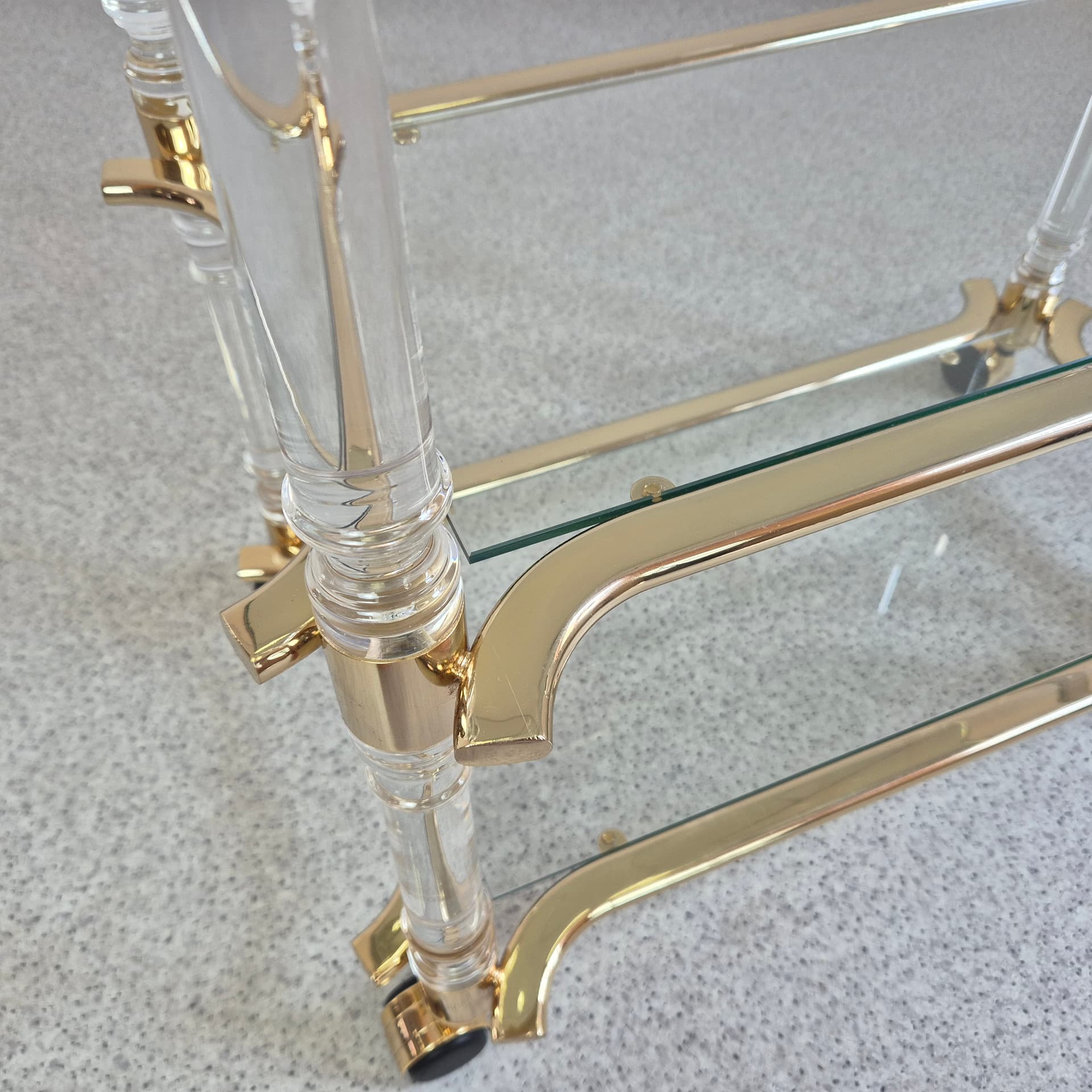 Bar Cart Hollywood Regency, transparent glass, transparent acrylic, gold-plated metal, Italy, 1960s. - 324882