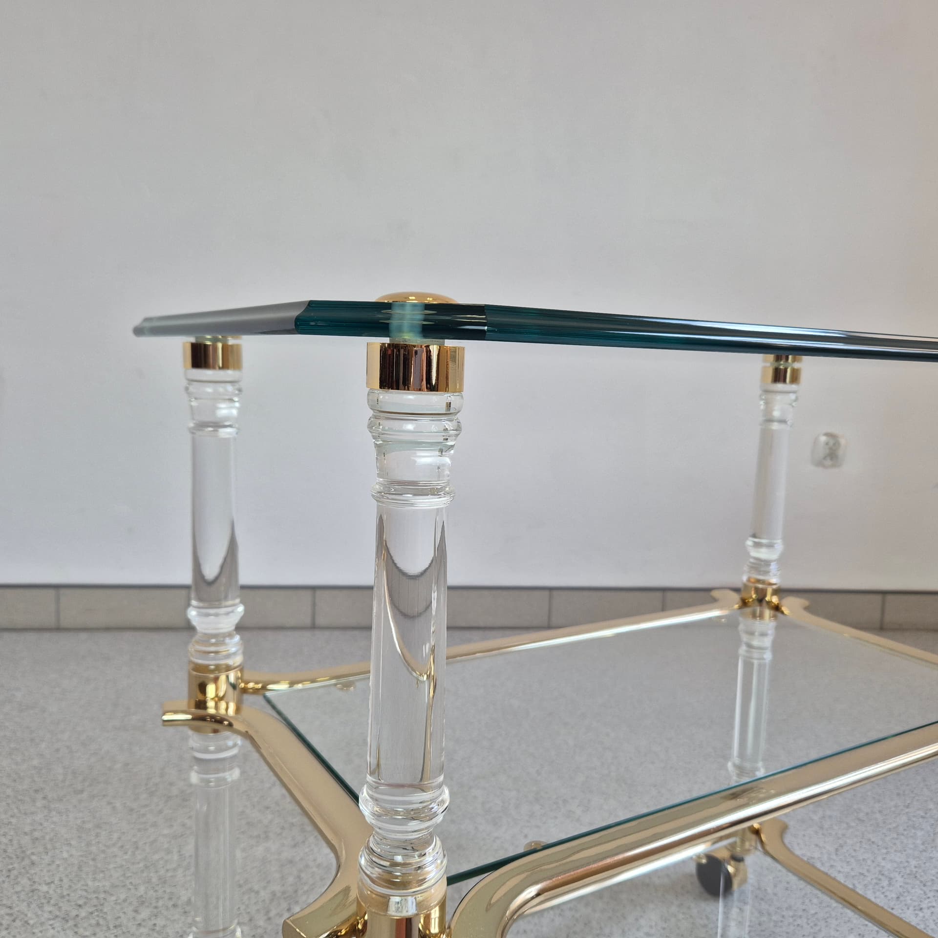 Bar Cart Hollywood Regency, transparent glass, transparent acrylic, gold-plated metal, Italy, 1960s. - 324881