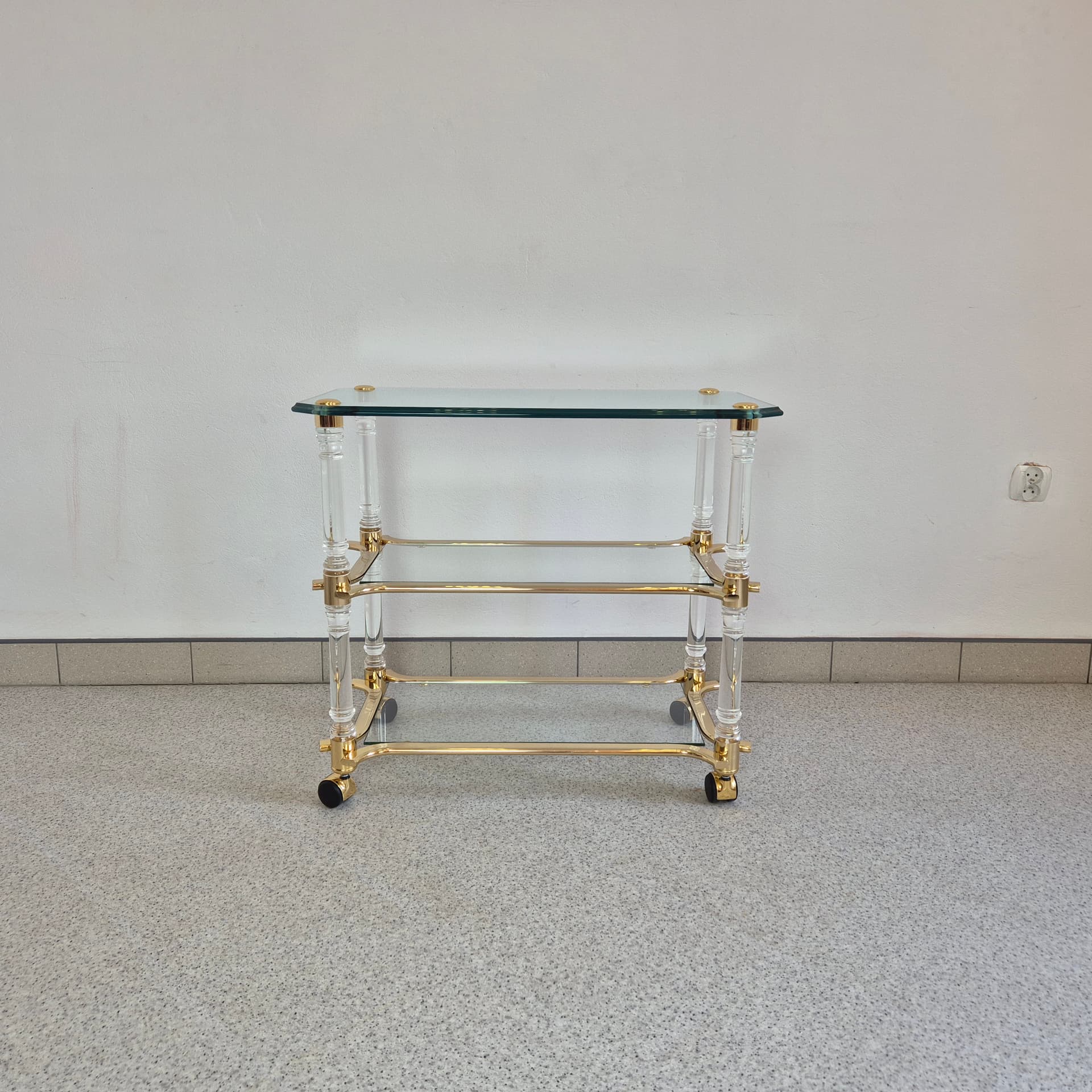 Bar Cart Hollywood Regency, transparent glass, transparent acrylic, gold-plated metal, Italy, 1960s. - 324885