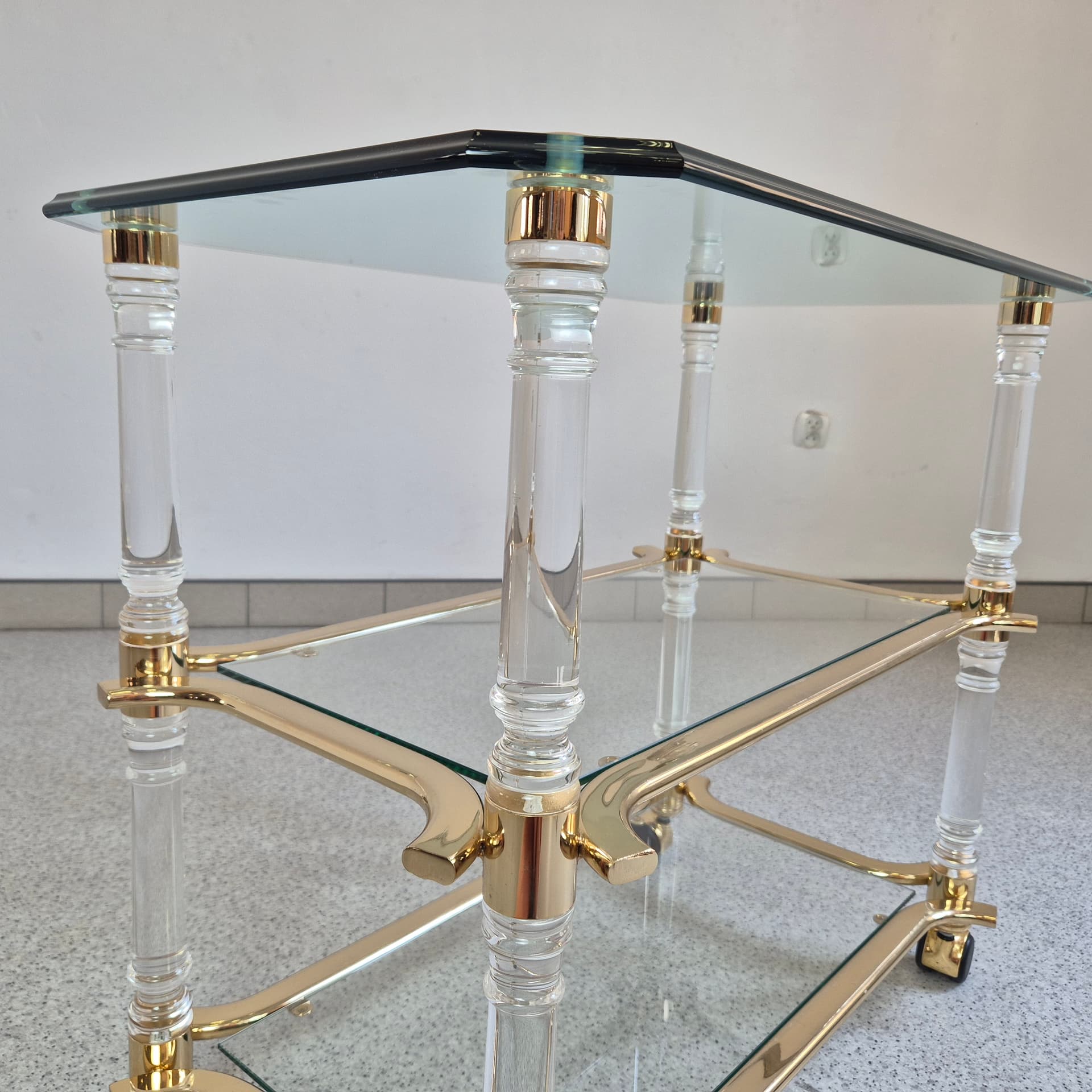 Bar Cart Hollywood Regency, transparent glass, transparent acrylic, gold-plated metal, Italy, 1960s. - 324883