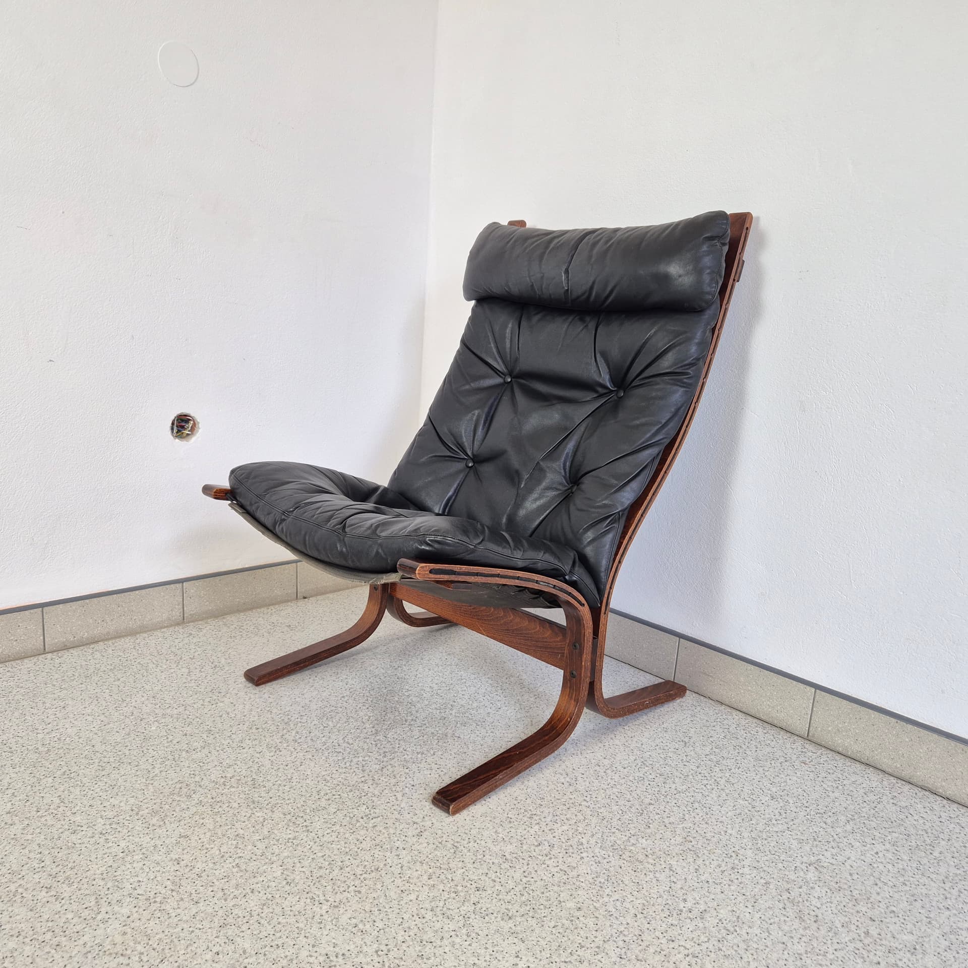 Fotel Siesta, skóra czarna, orzech brązowy, proj. I. Relling, Westnofa, Norwegia, lata 60. - 324910
