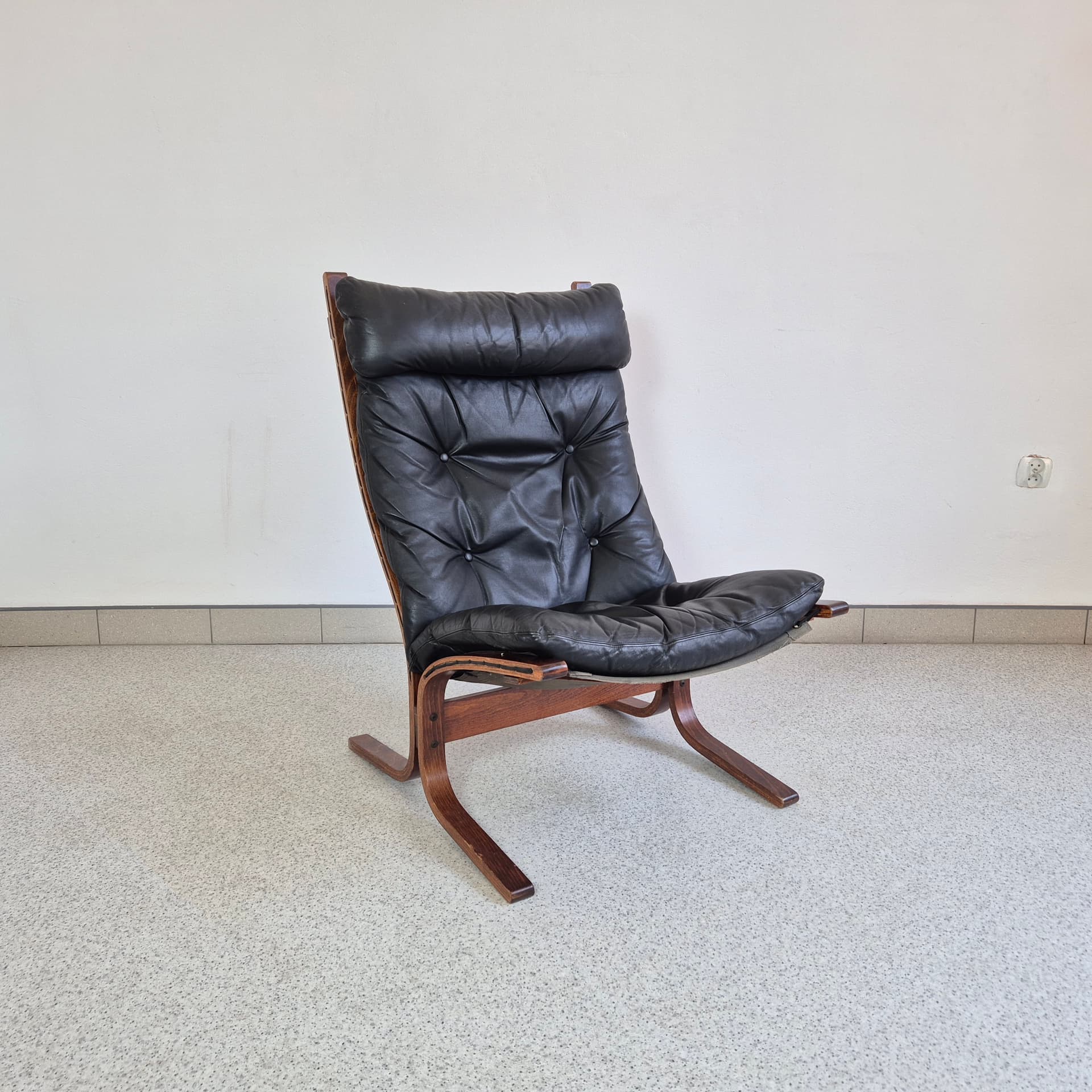 Fotel Siesta, skóra czarna, orzech brązowy, proj. I. Relling, Westnofa, Norwegia, lata 60. - 324917