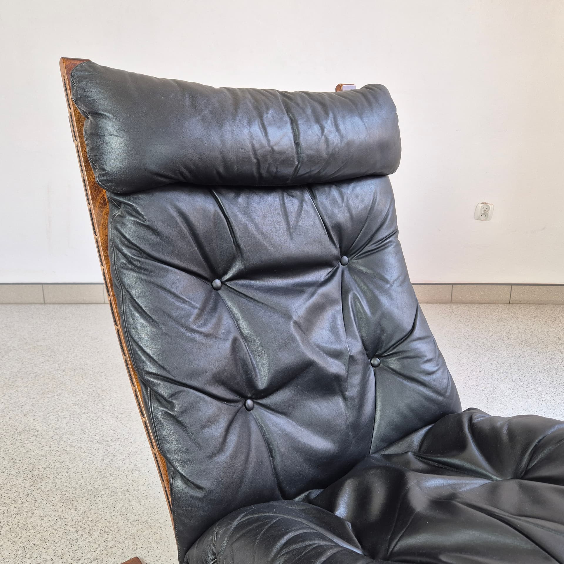 Fotel Siesta, skóra czarna, orzech brązowy, proj. I. Relling, Westnofa, Norwegia, lata 60. - 324913