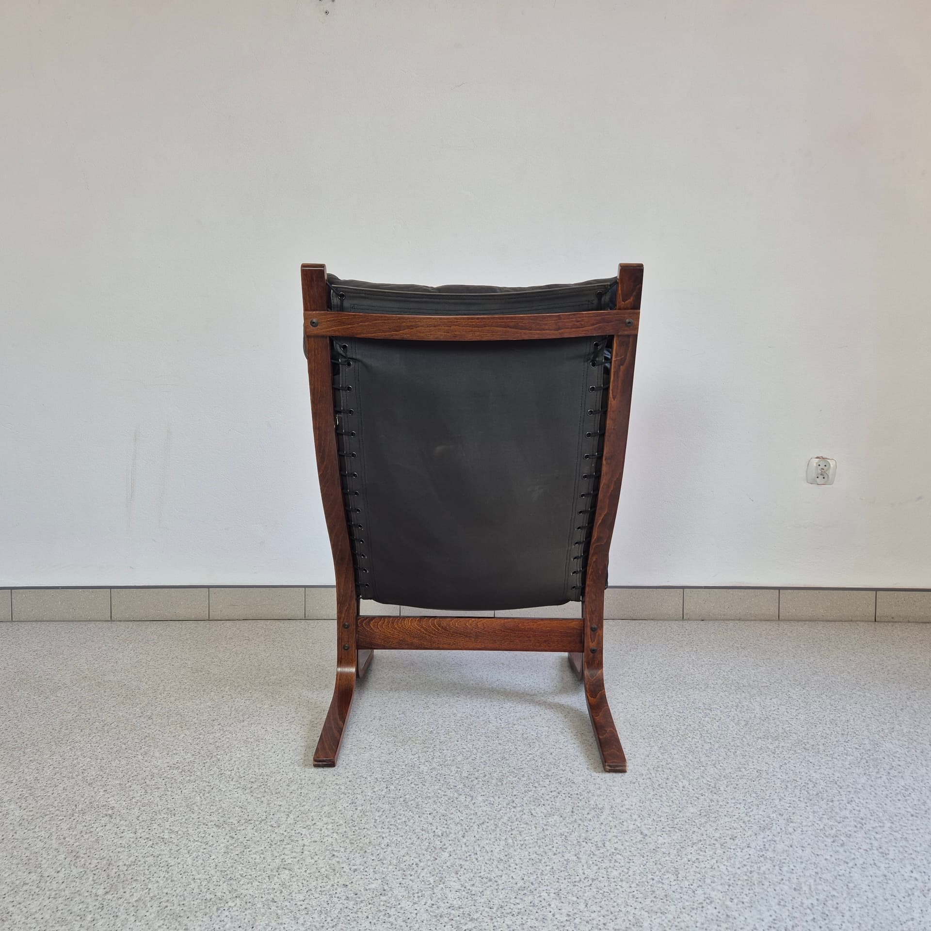 Fotel Siesta, skóra czarna, orzech brązowy, proj. I. Relling, Westnofa, Norwegia, lata 60. - 324909